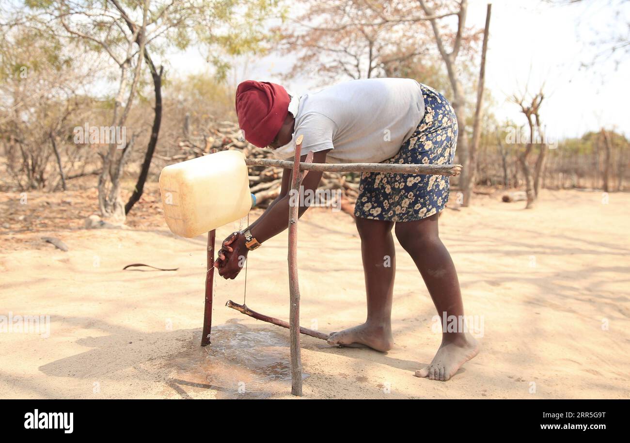 210106 -- PECHINO, 6 gennaio 2021 -- Una signora si lava le mani usando un sistema di approvvigionamento idrico a pressione dei piedi nel villaggio di Gutaurare, provincia di Manicaland, Zimbabwe, 21 agosto 2020. Foto di /Xinhua XINHUA-PICTURES OF THE YEAR 2020-WORLD NEWS ShaunxJusa PUBLICATIONxNOTxINxCHN Foto Stock