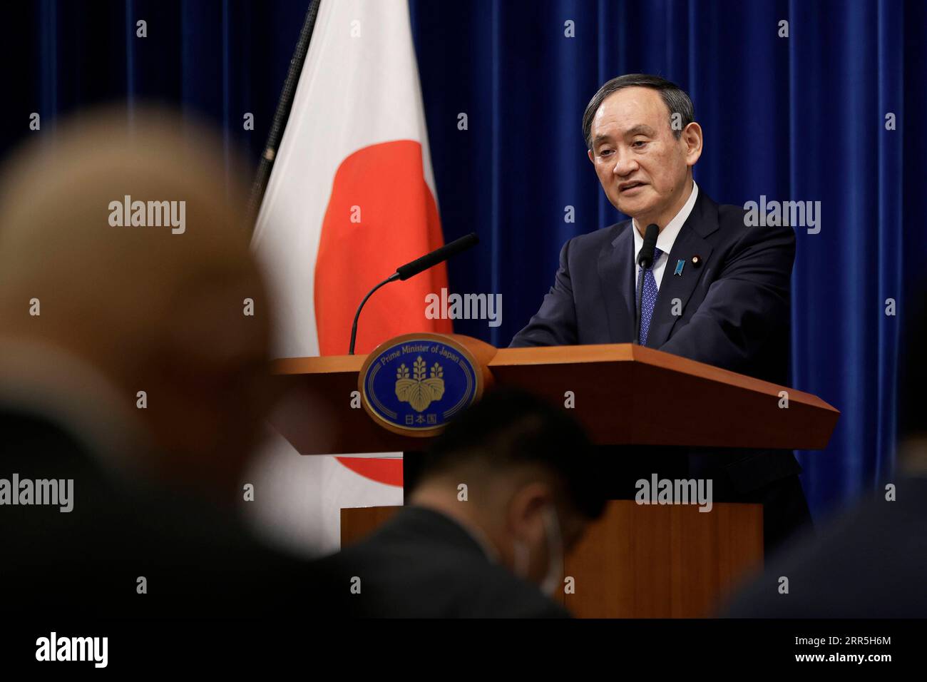 210107 -- TOKYO, 7 gennaio 2021 -- il primo ministro giapponese Yoshihide Suga partecipa a una conferenza stampa presso la residenza ufficiale del primo ministro a Tokyo, in Giappone, il 7 gennaio 2021. Il primo ministro giapponese Yoshihide Suga ha dichiarato lo stato di emergenza nell'area metropolitana di Tokyo, tra cui le prefetture di Tokyo, Saitama, Chiba e Kanagawa giovedì, autorizzando misure più severe per combattere una rinascita delle infezioni da COVID-19. Lo stato di emergenza sarà effettivo da venerdì a febbraio 7, con misure tra cui esortare le persone a rimanere a casa e chiedere ristoranti e bar di smettere di servire alcolici Foto Stock