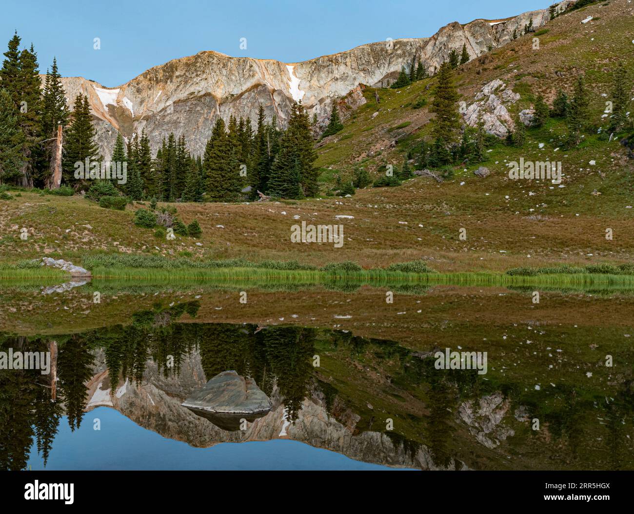 La catena montuosa Snowy si riflette in un piccolo lago di montagna, Medicine Bow National Forest, Albany County, Wyoming Foto Stock