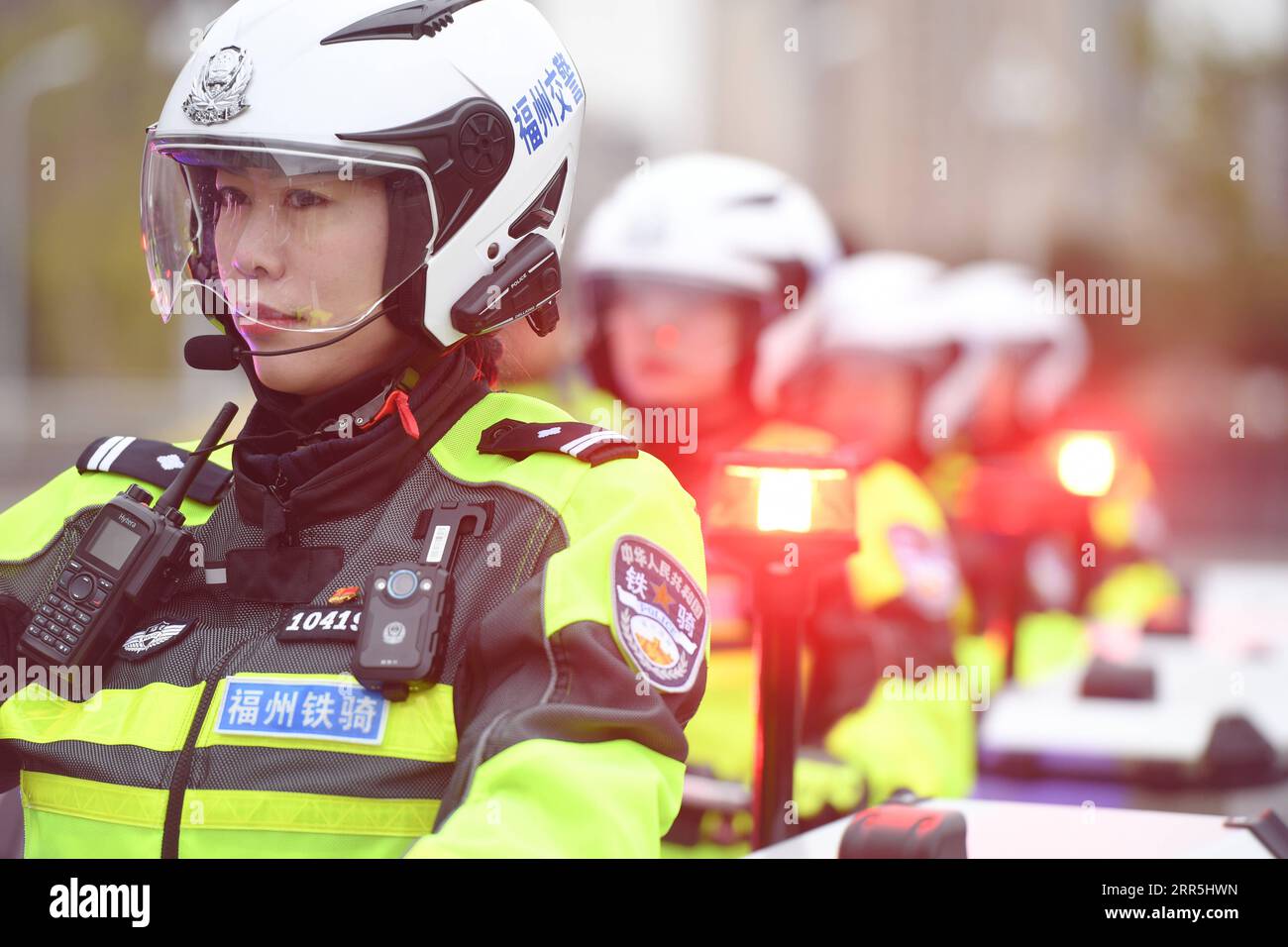 210108 -- FUZHOU, 8 gennaio 2021 -- membri di un team motociclistico poliziotto pattuglia su una strada nella città di Fuzhou, provincia del Fujian della Cina sud-orientale, 7 gennaio 2021. Il primo team motociclistico della città è stato istituito pochi giorni prima dell'imminente primo giorno della polizia cinese, che è fissato il 10 gennaio 2021. Con un'altezza media fino a 1,7 metri, queste motociclisti in uniformi di bellezza sono ben addestrate per essere in grado di guidare la motocicletta della polizia di circa 300 kg per svolgere il loro lavoro, senza mai perdere di attirare attenzioni ovunque vadano. Un mese fa, però, quelle giovani ragazze che lo conoscono Foto Stock