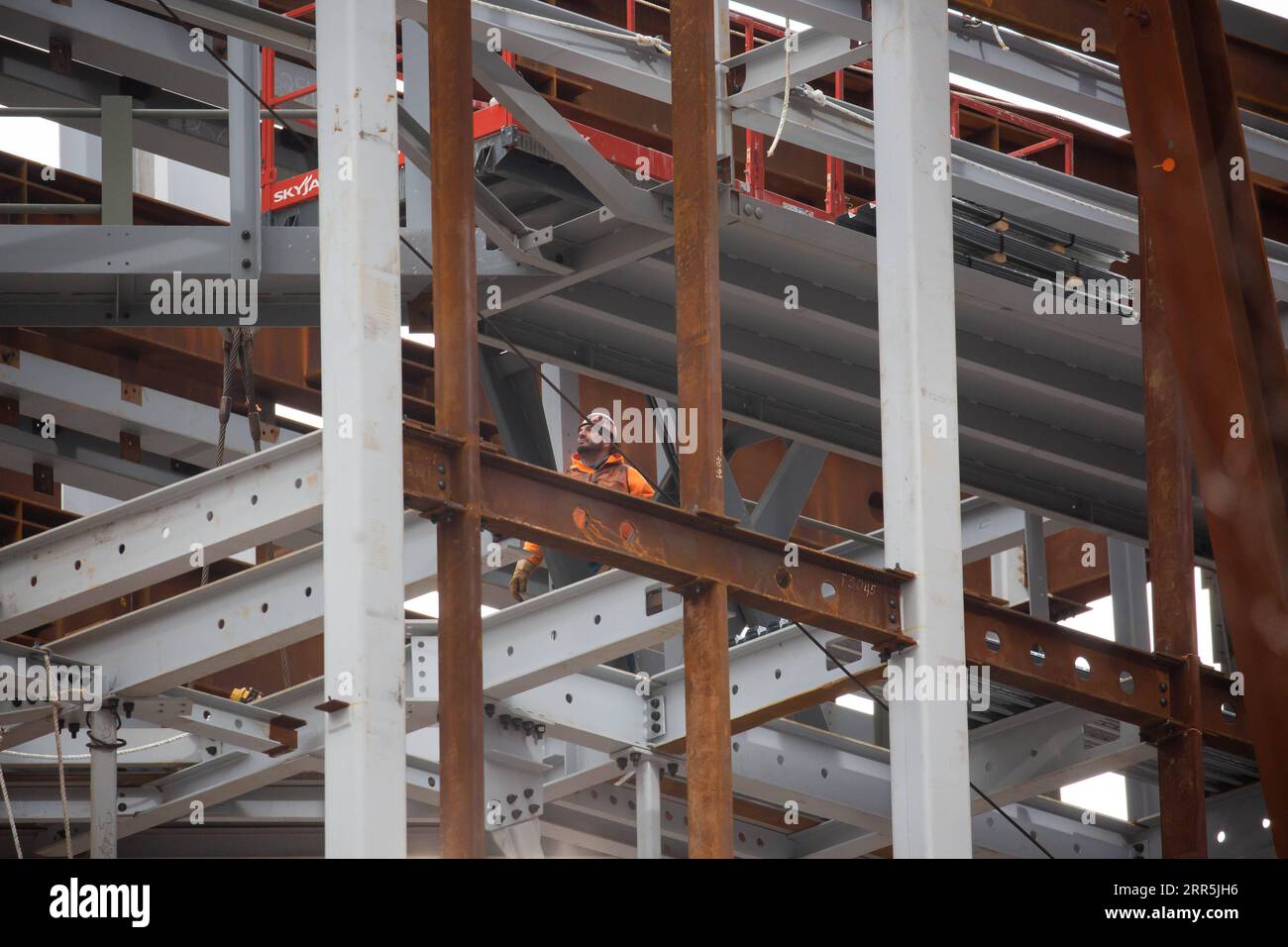 210109 -- NEW YORK, 9 gennaio 2021 -- Un operaio edile lavora al Ronald O. Perelman Performing Arts Center nel cantiere del World Trade Center, a New York, Stati Uniti, 8 gennaio 2021. I datori di lavoro statunitensi hanno ridotto 140.000 posti di lavoro a dicembre, il primo declino mensile dall'aprile 2020, poiché i recenti picchi di COVID-19 hanno interrotto la ripresa del mercato del lavoro, il Dipartimento del lavoro ha riferito venerdì. Il tasso di disoccupazione, che ha registrato una tendenza al ribasso negli ultimi sette mesi, è rimasto invariato al 6,7%, secondo il rapporto mensile sull'occupazione. Foto di /Xinhua U.S.-NEW YORK CITY-COVID-19-ONU Foto Stock