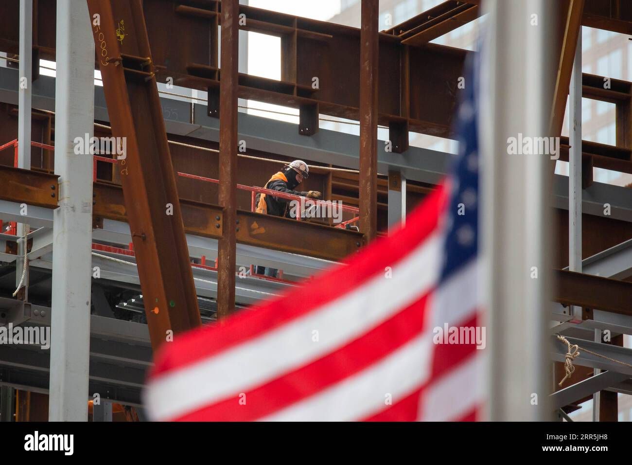 210109 -- NEW YORK, 9 gennaio 2021 -- Un operaio edile lavora al Ronald O. Perelman Performing Arts Center nel cantiere del World Trade Center, a New York, Stati Uniti, 8 gennaio 2021. I datori di lavoro statunitensi hanno ridotto 140.000 posti di lavoro a dicembre, il primo declino mensile dall'aprile 2020, poiché i recenti picchi di COVID-19 hanno interrotto la ripresa del mercato del lavoro, il Dipartimento del lavoro ha riferito venerdì. Il tasso di disoccupazione, che ha registrato una tendenza al ribasso negli ultimi sette mesi, è rimasto invariato al 6,7%, secondo il rapporto mensile sull'occupazione. Foto di /Xinhua U.S.-NEW YORK CITY-COVID-19-ONU Foto Stock