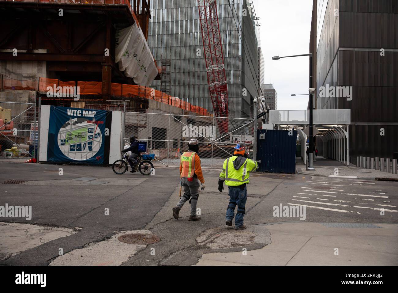 210109 -- NEW YORK, 9 gennaio 2021 -- i lavoratori edili camminano di fronte al Ronald O. Perelman Performing Arts Center nel cantiere del World Trade Center, a New York, Stati Uniti, 8 gennaio 2021. I datori di lavoro statunitensi hanno ridotto 140.000 posti di lavoro a dicembre, il primo declino mensile dall'aprile 2020, poiché i recenti picchi di COVID-19 hanno interrotto la ripresa del mercato del lavoro, il Dipartimento del lavoro ha riferito venerdì. Il tasso di disoccupazione, che ha registrato una tendenza al ribasso negli ultimi sette mesi, è rimasto invariato al 6,7%, secondo il rapporto mensile sull'occupazione. Foto di /Xinhua U.S.-NEW YORK CITY-COVI Foto Stock