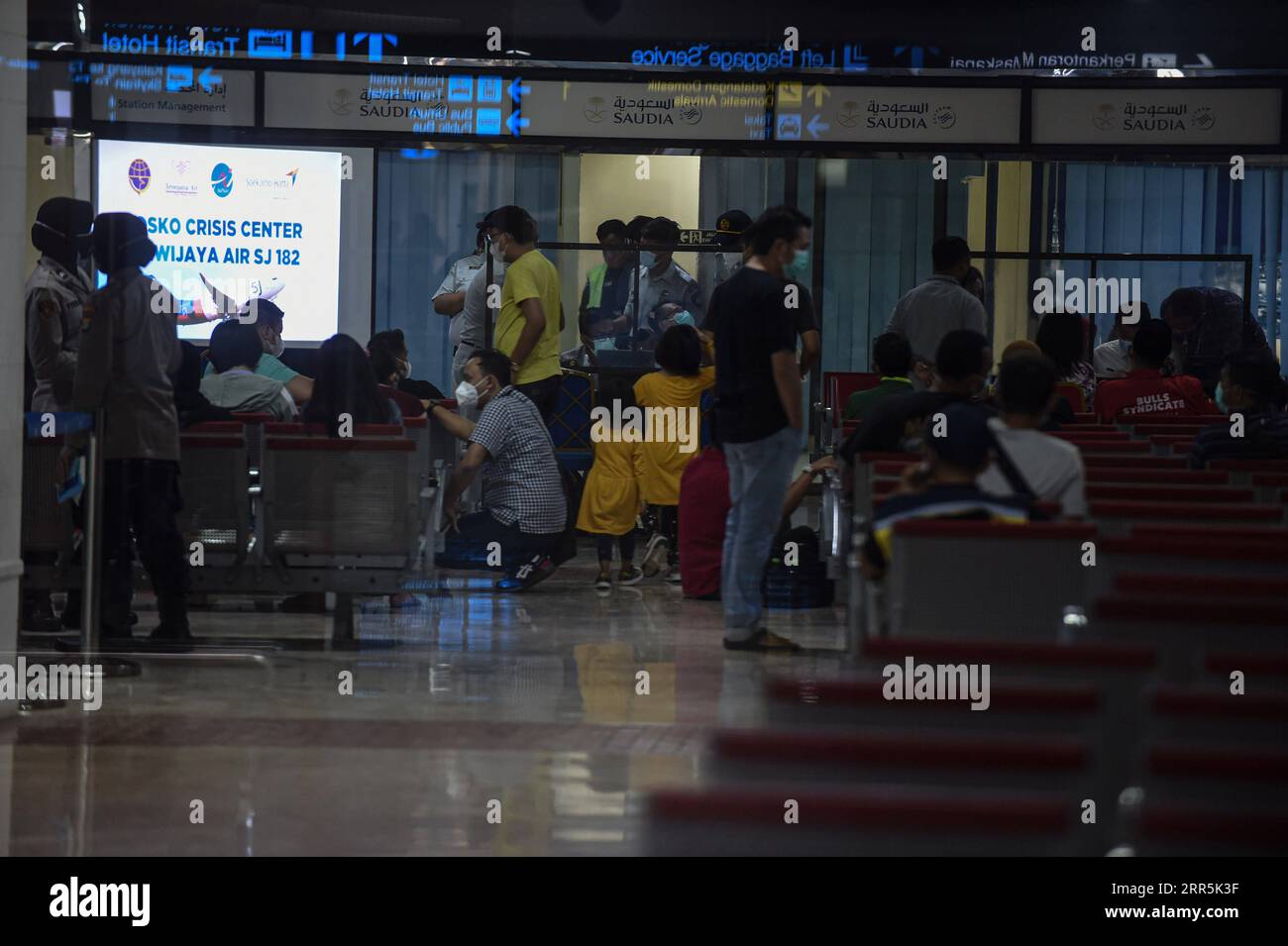 210109 -- GIACARTA, 9 gennaio 2021 -- i parenti dei passeggeri del volo SJ-182 aspettano al centro di crisi all'aeroporto internazionale Soekarno-Hatta di Giacarta, Indonesia, 9 gennaio 2021. Un aereo passeggeri della Sriwijaya Air indonesiana con oltre 60 persone si è schiantato nelle acque al largo di Giacarta sabato. Parti del corpo umano e detriti dell'aereo sono stati trovati, il capitano Eko Surya Hadi, comandante della nave della guardia costiera Trisula, ha detto a una TV locale. L'aereo Boeing 737-500 trasportava 62 persone, tra cui 56 passeggeri e sei membri dell'equipaggio. Agung Kuncahya B INDONESIA-SRIWIJAYA INCIDENTE AEREO AgungxKuncahyaxB. PU Foto Stock