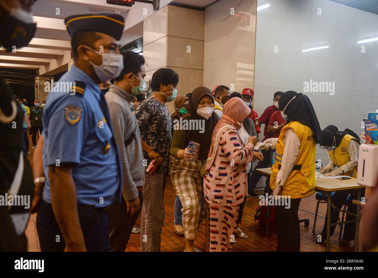 210109 -- GIACARTA, 9 gennaio 2021 -- i parenti dei passeggeri del volo SJ-182 arrivano al centro di crisi all'aeroporto internazionale Soekarno-Hatta di Giacarta, Indonesia, 9 gennaio 2021. Un aereo passeggeri della Sriwijaya Air indonesiana con oltre 60 persone si è schiantato nelle acque al largo di Giacarta sabato. Parti del corpo umano e detriti dell'aereo sono stati trovati, il capitano Eko Surya Hadi, comandante della nave della guardia costiera Trisula, ha detto a una TV locale. L'aereo Boeing 737-500 trasportava 62 persone, tra cui 56 passeggeri e sei membri dell'equipaggio. INDONESIA-SRIWIJAYA INCIDENTE AEREO AGUNGXKUNCAHYAXB. PUBLICATIONxNOTx Foto Stock
