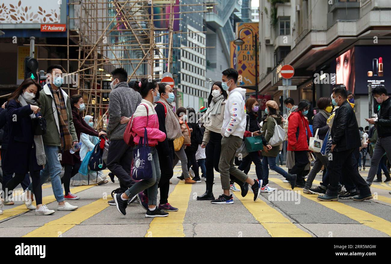 210110 -- HONG KONG, 10 gennaio 2021 -- le persone con maschere facciali camminano in una strada nel sud della Cina a Hong Kong, 10 gennaio 2021. Il Centro per la protezione della salute di Hong Kong CHP ha riportato 31 ulteriori casi confermati di COVID-19 domenica, portando il suo totale a 9.242. CINA-HONG KONG-COVID-19-CASI LixGang PUBLICATIONxNOTxINxCHN Foto Stock