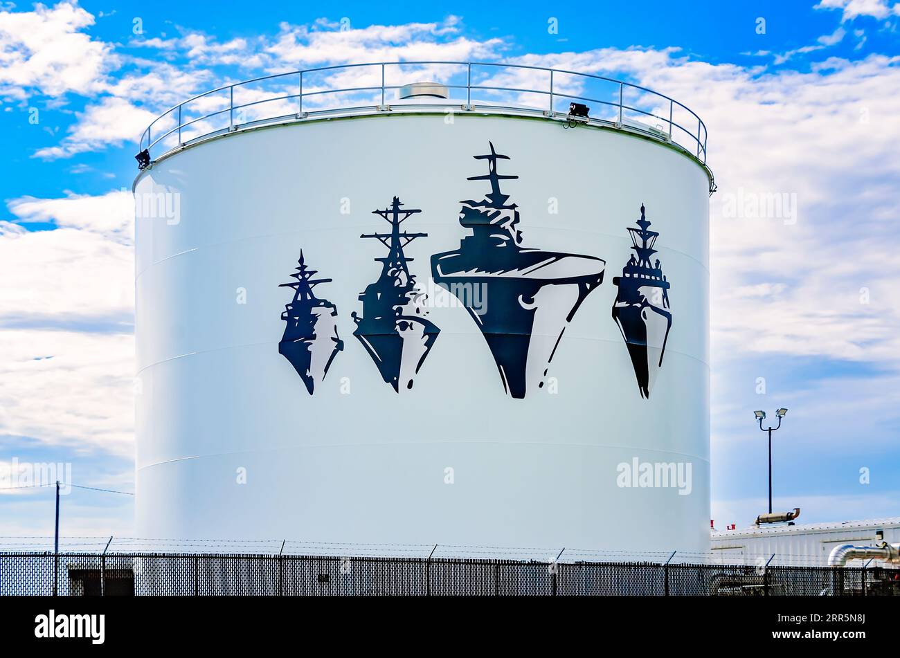 Un serbatoio di stoccaggio dell'acqua ospita un murale navale presso la Ingalls Shipbuilding East Bank, una divisione della Huntington Ingalls Industries a Pascagoula, Mississippi. Foto Stock