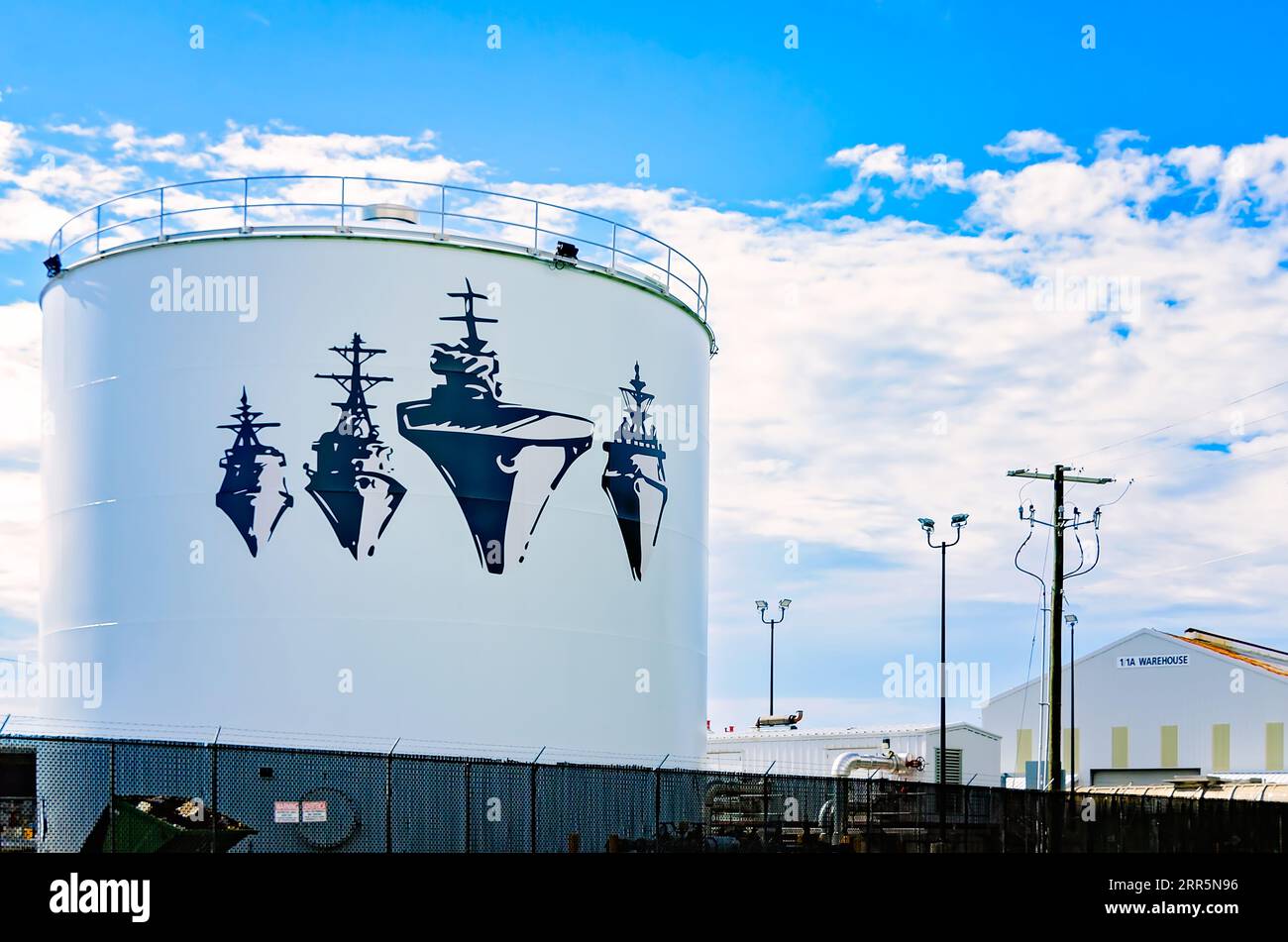 Un serbatoio di stoccaggio dell'acqua ospita un murale navale presso la Ingalls Shipbuilding East Bank, una divisione della Huntington Ingalls Industries a Pascagoula, Mississippi. Foto Stock