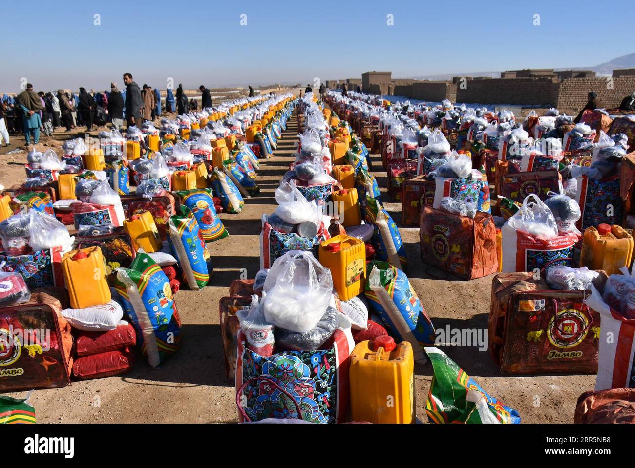 210111 - BALKH, 11 gennaio 2021 - foto scattata il 10 gennaio 2020 mostra l'assistenza fornita dal governo a Mazar-i-Sharif, capitale della provincia di Balkh, Afghanistan. Il governo afghano e le agenzie umanitarie hanno accelerato i loro sforzi per aiutare le persone bisognose durante l'inverno in tutto il paese. Foto di /Xinhua AFGHANISTAN-BALKH-SOCCORSO ASSISTENZA-INVERNO KawaxBasharat PUBLICATIONxNOTxINxCHN Foto Stock