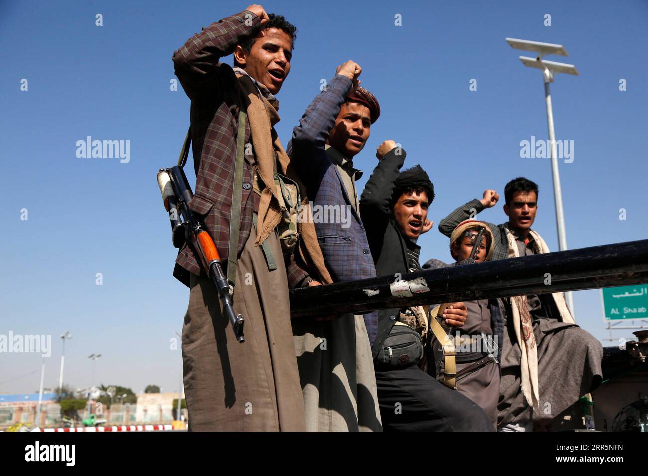 210112 -- SANAA, 12 gennaio 2021 -- i combattenti Houthi protestano contro la designazione statunitense della milizia Houthi come gruppo terroristico a Sanaa, Yemen, 11 gennaio 2021. La milizia Houthi dello Yemen lunedì ha condannato la mossa del Segretario di Stato americano Mike Pompeo di marchiarlo come un gruppo terroristico, il capo del comitato rivoluzionario Houthi, Mohammed Ali al-Houthi, ha dichiarato in una dichiarazione. Foto di /Xinhua YEMEN-SANAA-HOUTHI-PROTESTA MohammedxMohammed PUBLICATIONxNOTxINxCHN Foto Stock