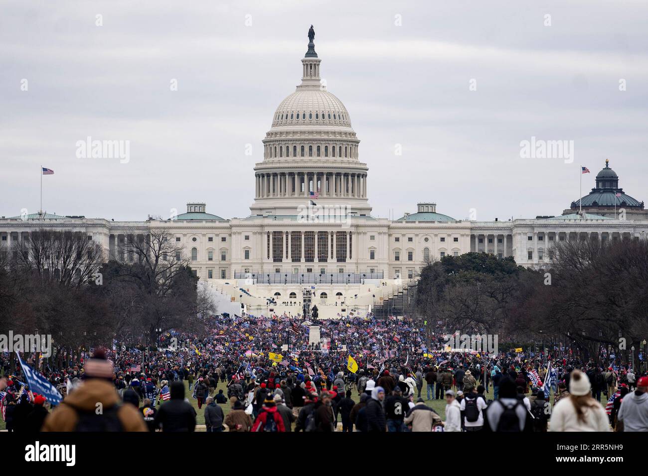 210112 -- WASHINGTON, 12 gennaio 2021 -- la foto del file scattata il 6 gennaio 2021 mostra i sostenitori del presidente degli Stati Uniti Donald Trump riuniti di fronte all'edificio del Campidoglio a Washington, D.C., negli Stati Uniti. PER ANDARE CON i democratici della camera degli Stati Uniti svelare l'articolo di impeachment contro Trump . U.S.-WASHINGTON-HOUSE DEMOCRATICI-TRUMP-ARTICOLO DI IMPEACHMENT LIUXJIE PUBLICATIONXNOTXINXCHN Foto Stock