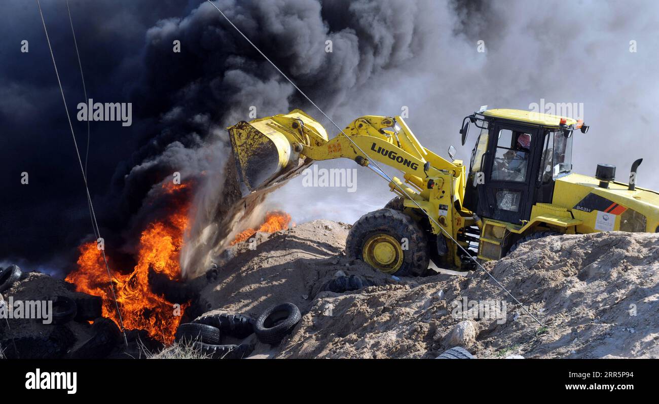 210112 -- GOVERNATORATO DI JAHRA, 12 gennaio 2021 -- i vigili del fuoco cercano di controllare un incendio in un deposito di pneumatici nel Governatorato di Jahra, Kuwait, 12 gennaio 2021. L'incendio, che è scoppiato martedì in un deposito di pneumatici di 5.000 metri quadrati nel Governatorato di Jahra, è stato messo sotto controllo senza alcuna notizia di vittime, ha detto la Kuwait Fire Force. Foto di /Xinhua KUWAIT-JAHRA GOVERNORATE-TYRE YARD-FIRE Asad PUBLICATIONxNOTxINxCHN Foto Stock