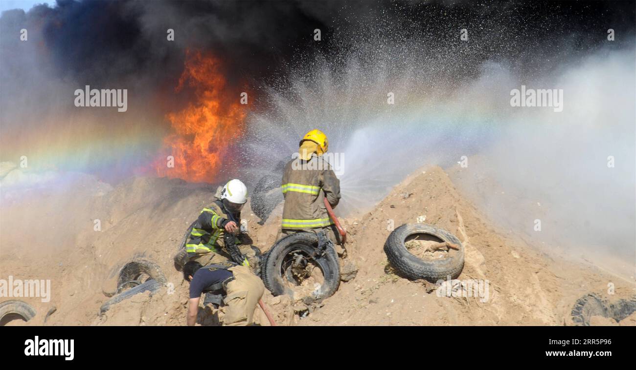 210112 -- GOVERNATORATO DI JAHRA, 12 gennaio 2021 -- i vigili del fuoco cercano di controllare un incendio in un deposito di pneumatici nel Governatorato di Jahra, Kuwait, 12 gennaio 2021. L'incendio, che è scoppiato martedì in un deposito di pneumatici di 5.000 metri quadrati nel Governatorato di Jahra, è stato messo sotto controllo senza alcuna notizia di vittime, ha detto la Kuwait Fire Force. Foto di /Xinhua KUWAIT-JAHRA GOVERNORATE-TYRE YARD-FIRE Asad PUBLICATIONxNOTxINxCHN Foto Stock