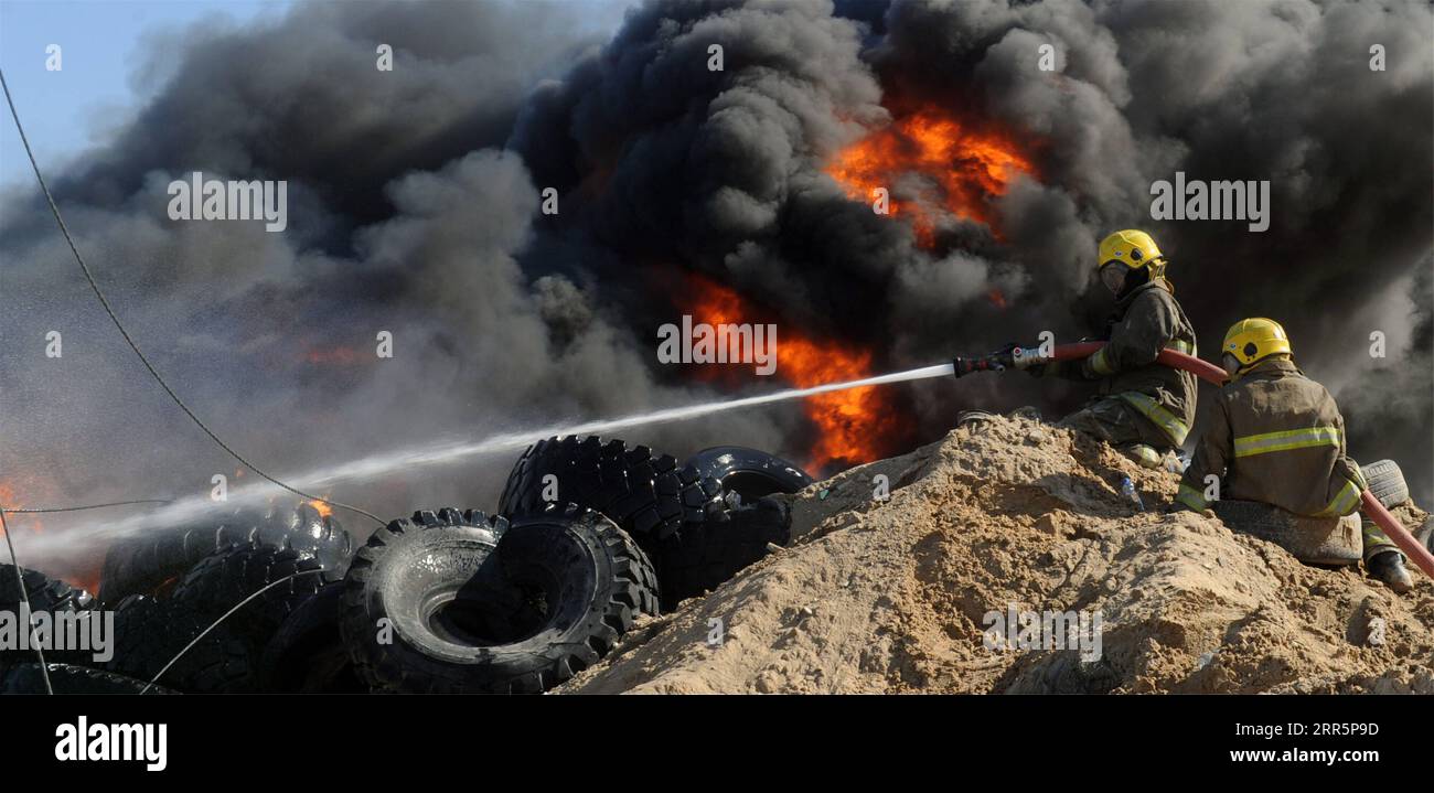 210112 -- GOVERNATORATO DI JAHRA, 12 gennaio 2021 -- i vigili del fuoco cercano di controllare un incendio in un deposito di pneumatici nel Governatorato di Jahra, Kuwait, 12 gennaio 2021. L'incendio, che è scoppiato martedì in un deposito di pneumatici di 5.000 metri quadrati nel Governatorato di Jahra, è stato messo sotto controllo senza alcuna notizia di vittime, ha detto la Kuwait Fire Force. Foto di /Xinhua KUWAIT-JAHRA GOVERNORATE-TYRE YARD-FIRE Asad PUBLICATIONxNOTxINxCHN Foto Stock