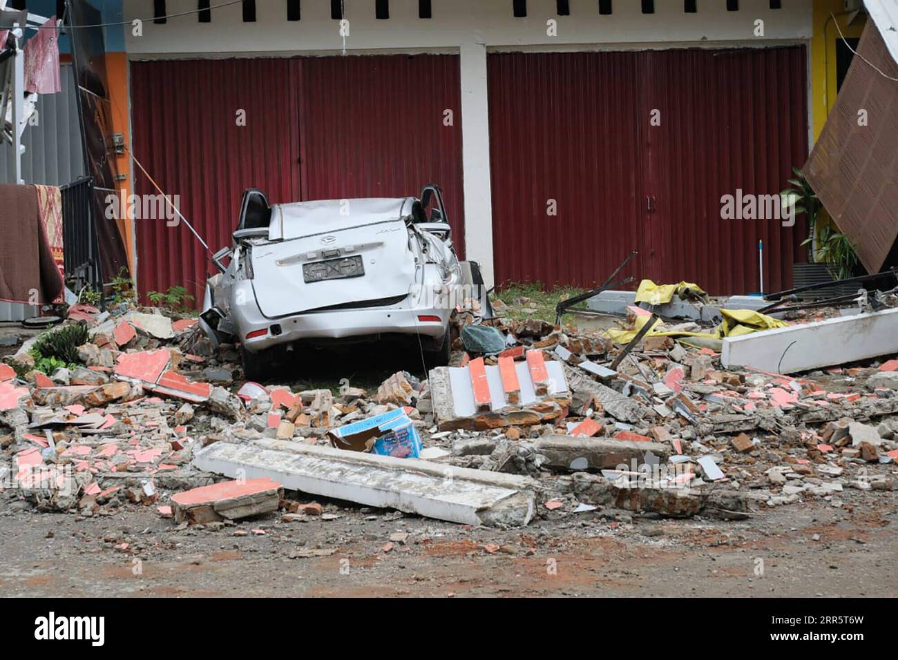 210115 -- MAMUJU, 15 gennaio 2021 -- foto scattata il 15 gennaio 2021 mostra un veicolo danneggiato dopo un terremoto di magnitudo 6,2 a Mamuju, Sulawesi occidentale, Indonesia. Almeno 35 persone sono morte dopo che un terremoto di magnitudo 6,2 ha scosso la provincia indonesiana di Sulawesi occidentale, ha detto venerdì l'Agenzia nazionale per la gestione dei disastri. Foto di /Xinhua INDONESIA-MAMUJU-EARTHQUAKE SadlyxAsharixSaid PUBLICATIONxNOTxINxCHN Foto Stock