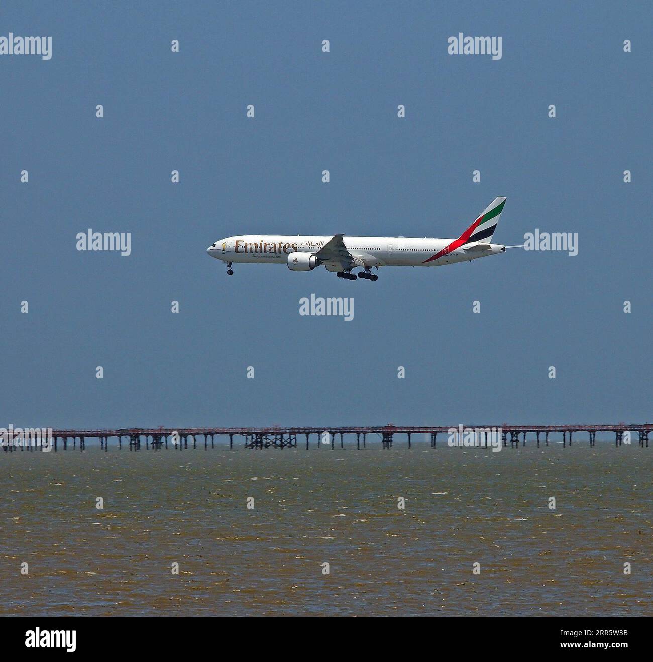L'aereo Emirates atterra all'Aeroporto Internazionale di San Francisco, California Foto Stock
