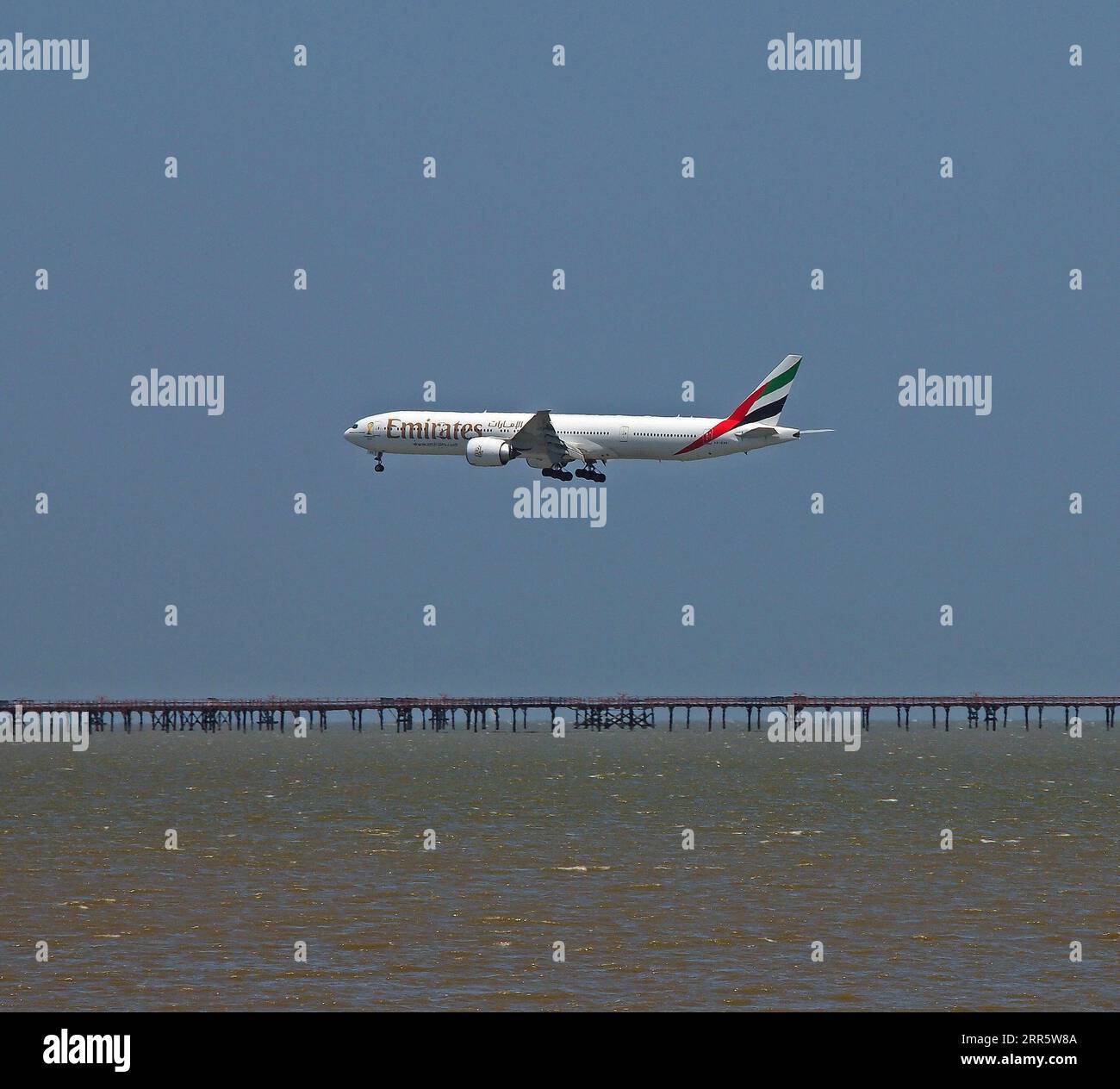 L'aereo Emirates atterra all'Aeroporto Internazionale di San Francisco, California Foto Stock