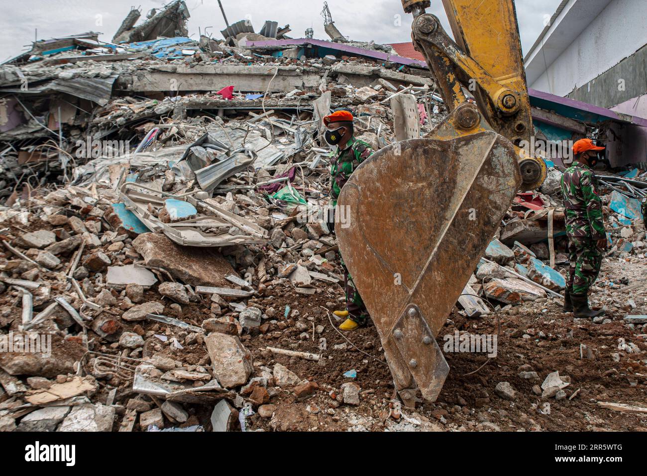 210117 -- MAMUJU, 17 gennaio 2021 -- uomini dell'esercito indonesiano si trovano vicino a un edificio danneggiato dopo un terremoto di magnitudo 6,2 che ha colpito Mamuju, Sulawesi occidentale, Indonesia, 17 gennaio 2021. Foto di /Xinhua INDONESIA-MAMUJU-EARTHQUAKE-AFTERMATH OPAn PUBLICATIONxNOTxINxCHN Foto Stock