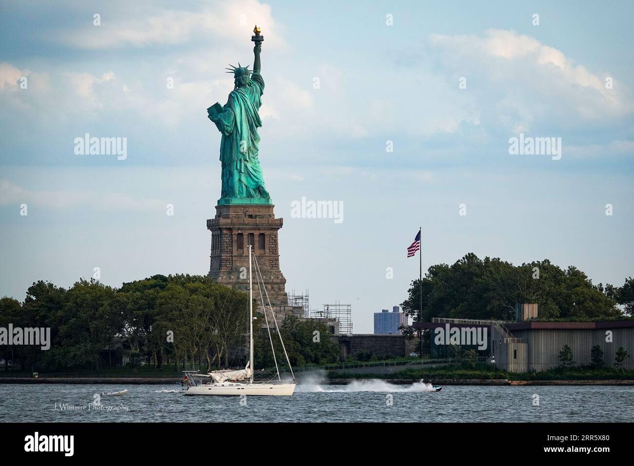 La Statua della libertà è un simbolo storico che rappresenta l'arrivo nel nuovo mondo e una vita di libertà e prosperità Foto Stock