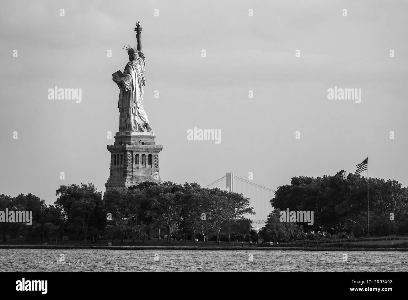La Statua della libertà è un simbolo storico che rappresenta l'arrivo nel nuovo mondo e una vita di libertà e prosperità Foto Stock