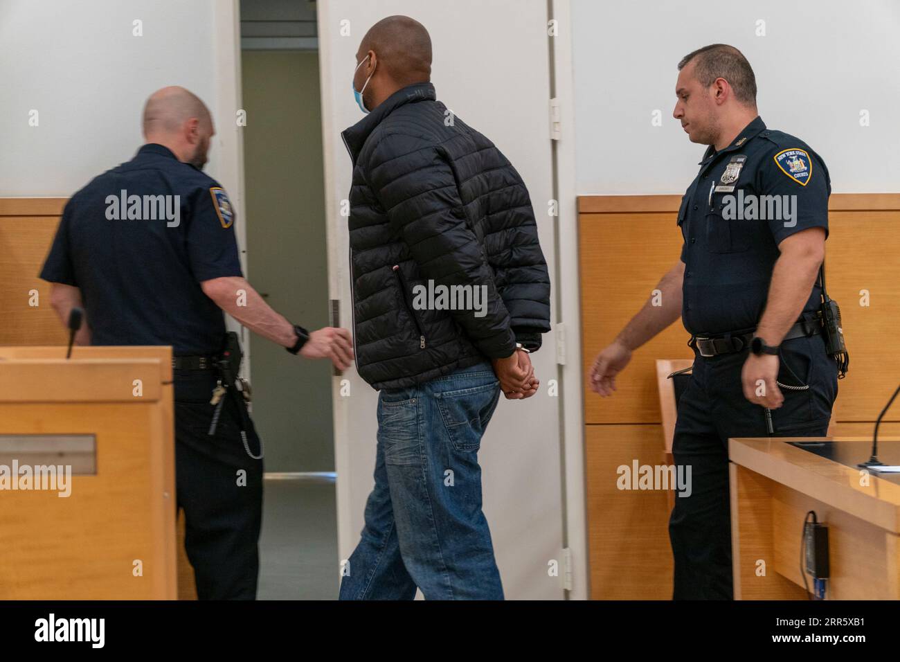 New York, NY, USA. 8 giugno 2023. Imputato a Brooklyn con gli agenti. (Immagine di credito: © John Marshall Mantel/ZUMA Press Wire) SOLO USO EDITORIALE! Non per USO commerciale! Foto Stock