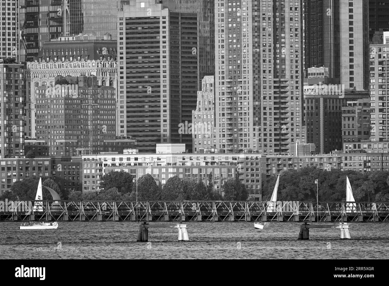 L'iconico skyline di Lower e Uptown Manhattan è visibile in bianco e nero Foto Stock