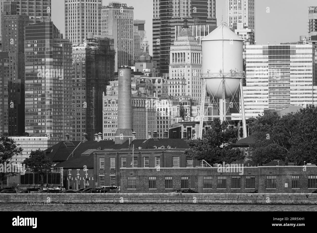 L'iconico skyline di Lower e Uptown Manhattan è visibile in bianco e nero Foto Stock