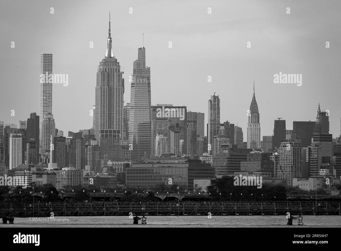 L'iconico skyline di Lower e Uptown Manhattan è visibile in bianco e nero Foto Stock