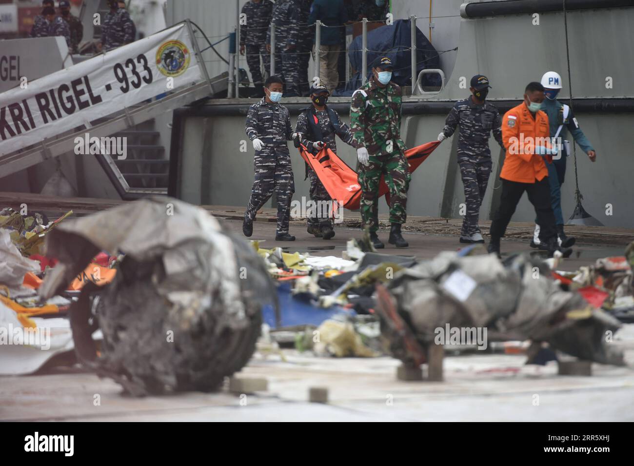 210118 -- GIACARTA, 18 gennaio 2021 -- i membri della squadra di soccorso indonesiana trasportano i detriti dell'aereo Sriwijaya SJ-182 al porto di Tanjung Priok a Giacarta, Indonesia, 18 gennaio 2021. L'aereo Sriwijaya Air precipitò in mare al largo di Kepulauan Seribu Isole Seribu dopo il decollo da Giacarta, Indonesia, con un volo nazionale con 62 persone a bordo il 9 gennaio. Le autorità indonesiane hanno scaricato il registratore di dati di volo FDR appartenente al Boeing 737-500, ha detto venerdì il Comitato nazionale per la sicurezza dei trasporti del paese. INDONESIA-GIACARTA-SRIWIJAYA AIR SJ-182-DEBRIS ZULKARNAIN PUBLICATIO Foto Stock