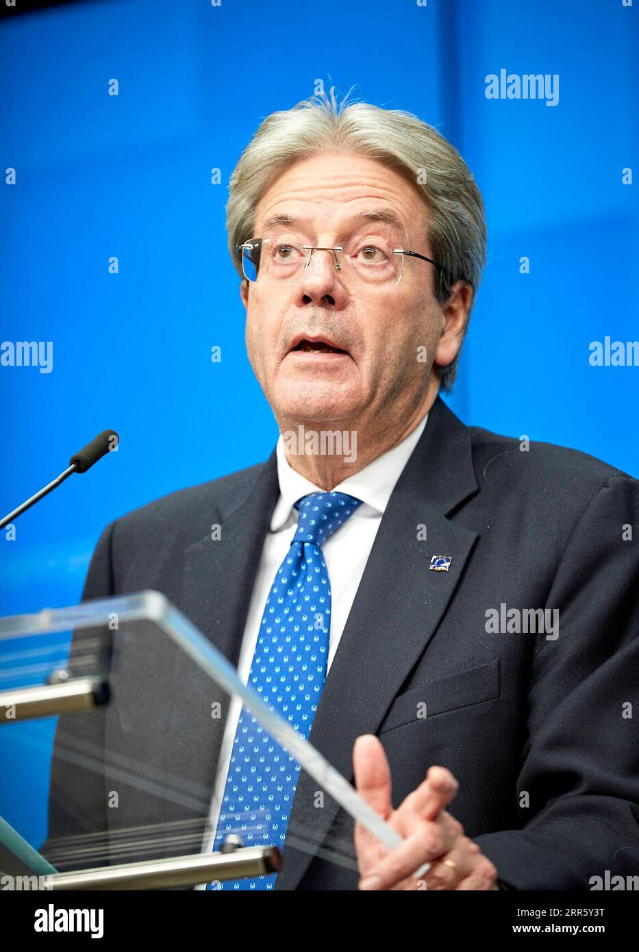 210119 -- BRUXELLES, 19 gennaio 2021 -- Paolo Gentiloni, Commissario europeo per l'economia, parla a una conferenza stampa online dopo una riunione ministeriale dell'Eurogruppo, a Bruxelles, in Belgio, 18 gennaio 2021. L'UE prevede di iniziare a raccogliere e stanziare nei prossimi mesi la parte principale del fondo di recupero da 750 miliardi di euro da 906 miliardi di dollari USA, destinato a salvare le economie del blocco duramente colpite dalla pandemia di COVID-19, ha dichiarato lunedì il Commissario per l'economia dell'UE Paolo Gentiloni. /Handout via Xinhua BELGIUM-BRUSSELS-EU-EUROGROUP-CONFERENZA STAMPA EuropeanxUnion PUBLICATIONxNOTxINxCHN Foto Stock