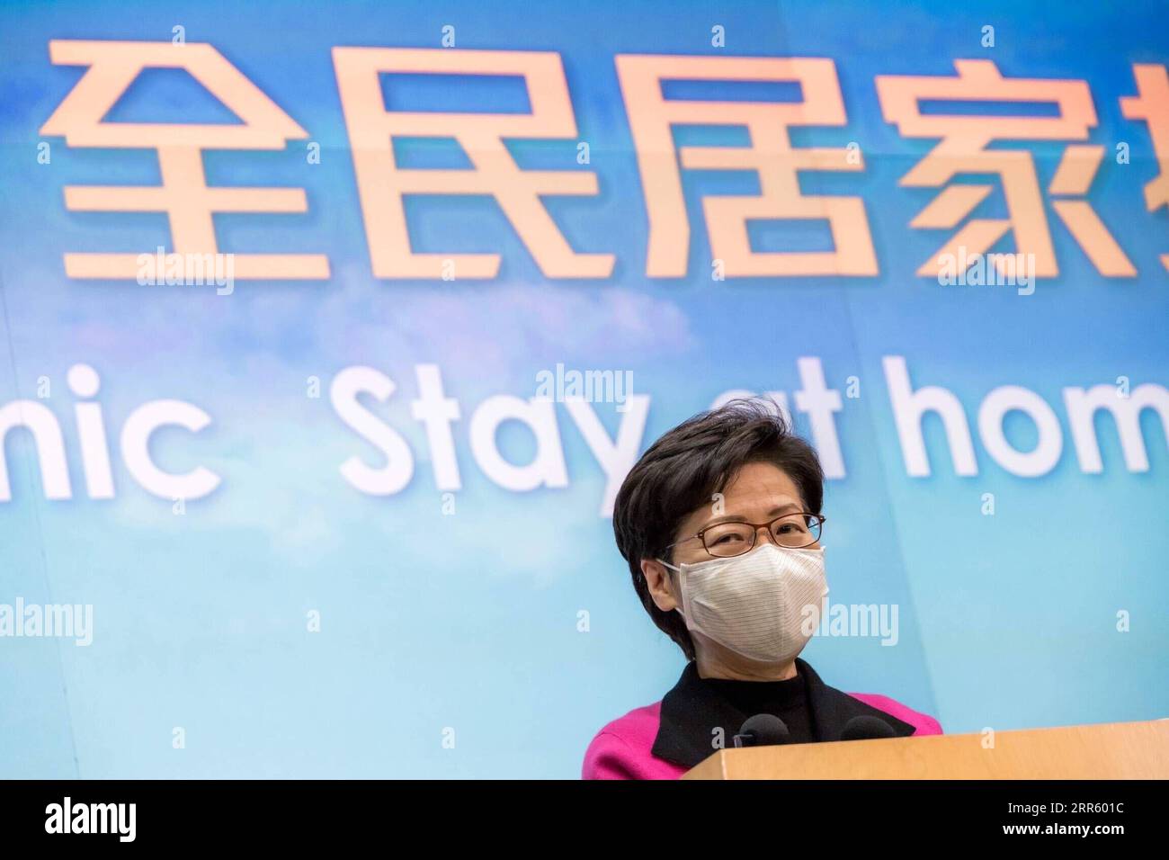 210119 -- HONG KONG, 19 gennaio 2021 -- Amministratore delegato della regione amministrativa speciale di Hong Kong HKSAR Carrie Lam partecipa a una conferenza stampa a Hong Kong, nel sud della Cina, 19 gennaio 2021. La costruzione di un nuovo ospedale temporaneo, condotto da ingegneri e lavoratori della Cina continentale, sarà completata qui mercoledì, ha detto Lam. Con la capacità di circa 820 posti letto a pressione negativa, l'ospedale allevierà notevolmente la pressione sul sistema sanitario pubblico di Hong Kong in mezzo all'epidemia, ha detto Lam in una lettera al Consiglio legislativo. PER ANDARE CON L'amministratore delegato di HKSAR dice nuovi hos temporanei Foto Stock