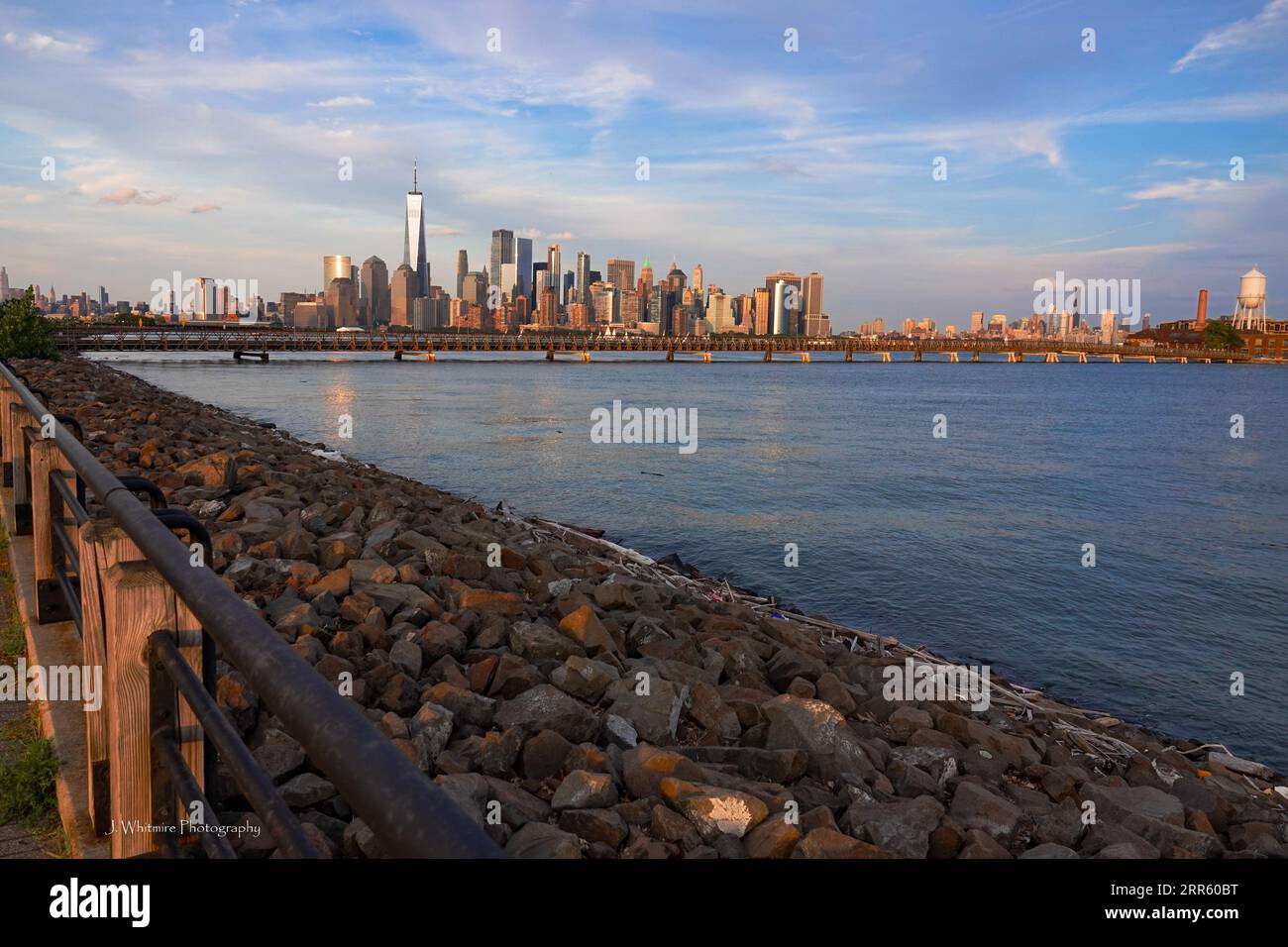 Lo skyline di Manhattan visto dall'altra parte dell'Hudson nel New Jersey presenta edifici iconici come Chrysler, Empire State e Freedom Tower Foto Stock