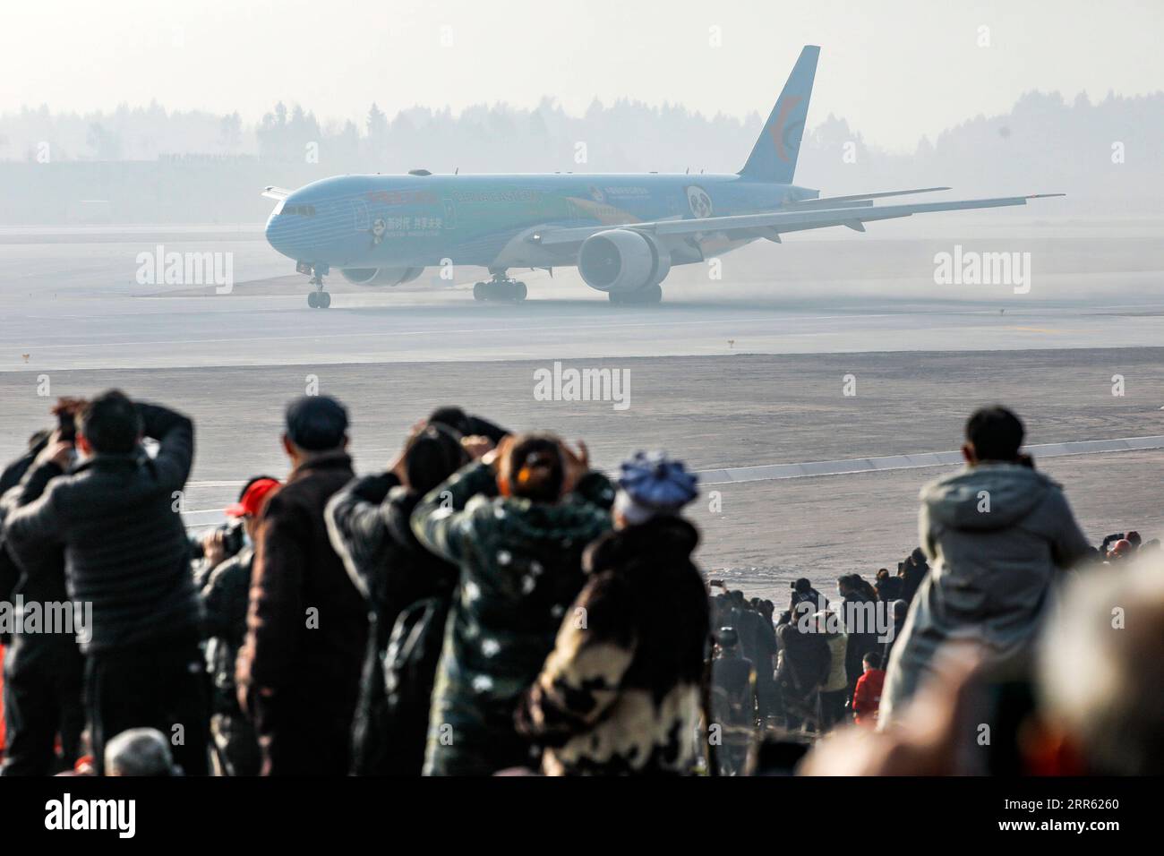 210122 -- CHENGDU, 22 gennaio 2021 -- Un aereo di linea B777-300ER delle compagnie aeree China Eastern che partecipano alla cerimonia di test di volo atterra all'aeroporto internazionale di Chengdu Tianfu a Chengdu, capitale della provincia del Sichuan della Cina sud-occidentale, 22 gennaio 2021. L'aeroporto internazionale di Chengdu Tianfu ha iniziato il test di volo di aerei reali venerdì. L'aeroporto, uno dei più grandi progetti aeroportuali civili del paese, era previsto per essere sostanzialmente completato entro la fine del 2020 e ufficialmente messo in funzione nella prima metà del 2021. AEROPORTO INTERNAZIONALE CHINA-SICHUAN-CHENGDU TIANFU-TEST DI VOLO CN SHENXBOHA Foto Stock