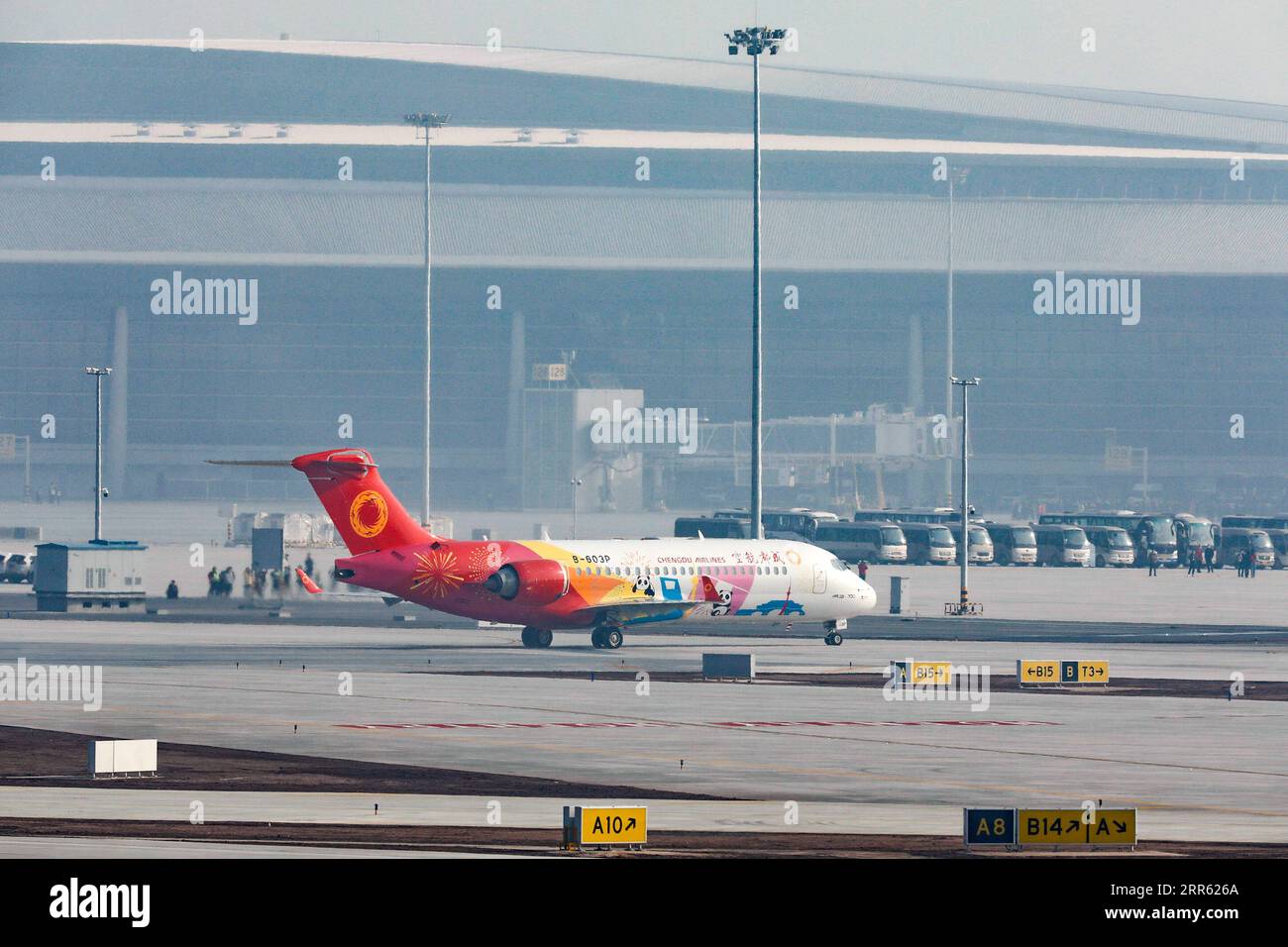 210122 -- CHENGDU, 22 gennaio 2021 -- un aereo di linea ARJ21 delle compagnie aeree Chengdu che partecipano alla cerimonia di test di volo atterra all'aeroporto internazionale di Chengdu Tianfu a Chengdu, capitale della provincia del Sichuan della Cina sud-occidentale, 22 gennaio 2021. L'aeroporto internazionale di Chengdu Tianfu ha iniziato il test di volo di aerei reali venerdì. L'aeroporto, uno dei più grandi progetti aeroportuali civili del paese, era previsto per essere sostanzialmente completato entro la fine del 2020 e ufficialmente messo in funzione nella prima metà del 2021. CHINA-SICHUAN-CHENGDU TIANFU INTERNATIONAL AIRPORT-FLIGHT TEST CN SHENXBOHAN PUBLICAT Foto Stock