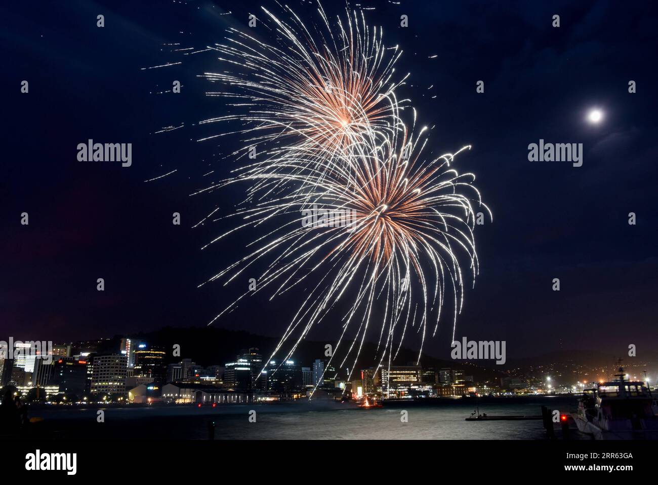 210124 -- WELLINGTON, 24 gennaio 2021 -- i fuochi d'artificio illuminano il cielo notturno di Wellington, capitale della nuova Zelanda il 24 gennaio 2021 in commemorazione del prossimo Wellington Anniversary Day il 25 gennaio. Il Wellington Anniversary Day, un giorno festivo per le persone che vivono nell'area della capitale, viene celebrato il lunedì più vicino al 22 gennaio di ogni anno. La festa commemora l'arrivo della prima nave colono in nuova Zelanda il 22 gennaio 1840. NEW ZEALAND-WELLINGTON ANNIVERSARY DAY - FUOCHI D'ARTIFICIO GUOXLEI PUBLICATIONXNOTXINXCHN Foto Stock