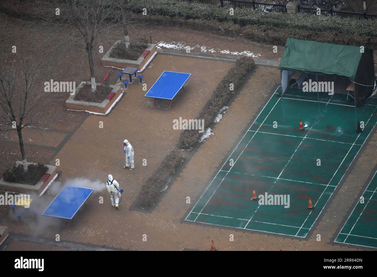 210125 -- PECHINO, 25 gennaio 2021 -- il personale di prevenzione epidemica conduce la disinfezione presso il complesso residenziale Ronghui nel sottodistretto di Daxing S Tiangongyuan, Pechino, capitale della Cina, 25 gennaio 2021. La classificazione del rischio di COVID-19 del complesso residenziale di Ronghui, in cui sono stati rilevati di recente diversi casi di COVID-19 trasmessi localmente, è stata aggiornata al livello di rischio elevato il 20 gennaio. CHINA-BEIJING-COVID-19-DISINFECTION CN SunxRuibo PUBLICATIONxNOTxINxCHN Foto Stock