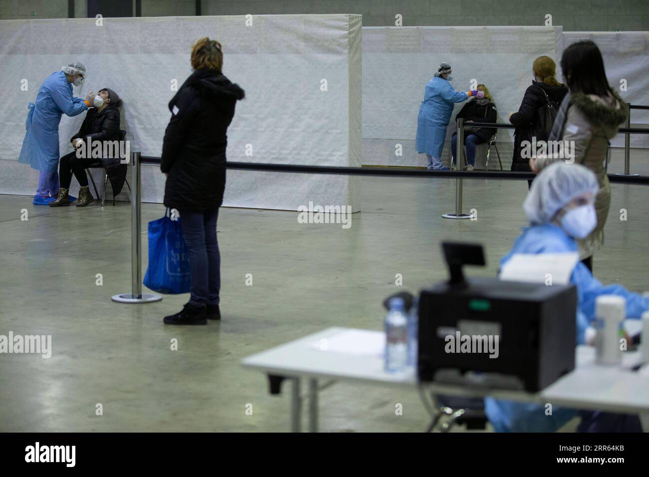 210125 -- LUBIANA SLOVENIA, 25 gennaio 2021 -- gli insegnanti attendono in fila per ricevere i test COVID-19 presso il Centro esposizioni e convegni di Lubiana, Slovenia, 25 gennaio 2021. La Slovenia ha condotto test di massa di tutti gli insegnanti che torneranno a insegnare di persona lunedì. Gli asili e i primi tre gradi della scuola elementare apriranno come previsto martedì in nove delle 12 regioni slovene, l'ufficio del primo ministro ha confermato lunedì ai media locali. Foto di /Xinhua SLOVENIA-LUBIANA-TEACHERS-COVID-19-MASS TEST ZeljkoxStevanic PUBLICATIONxNOTxINxCHN Foto Stock