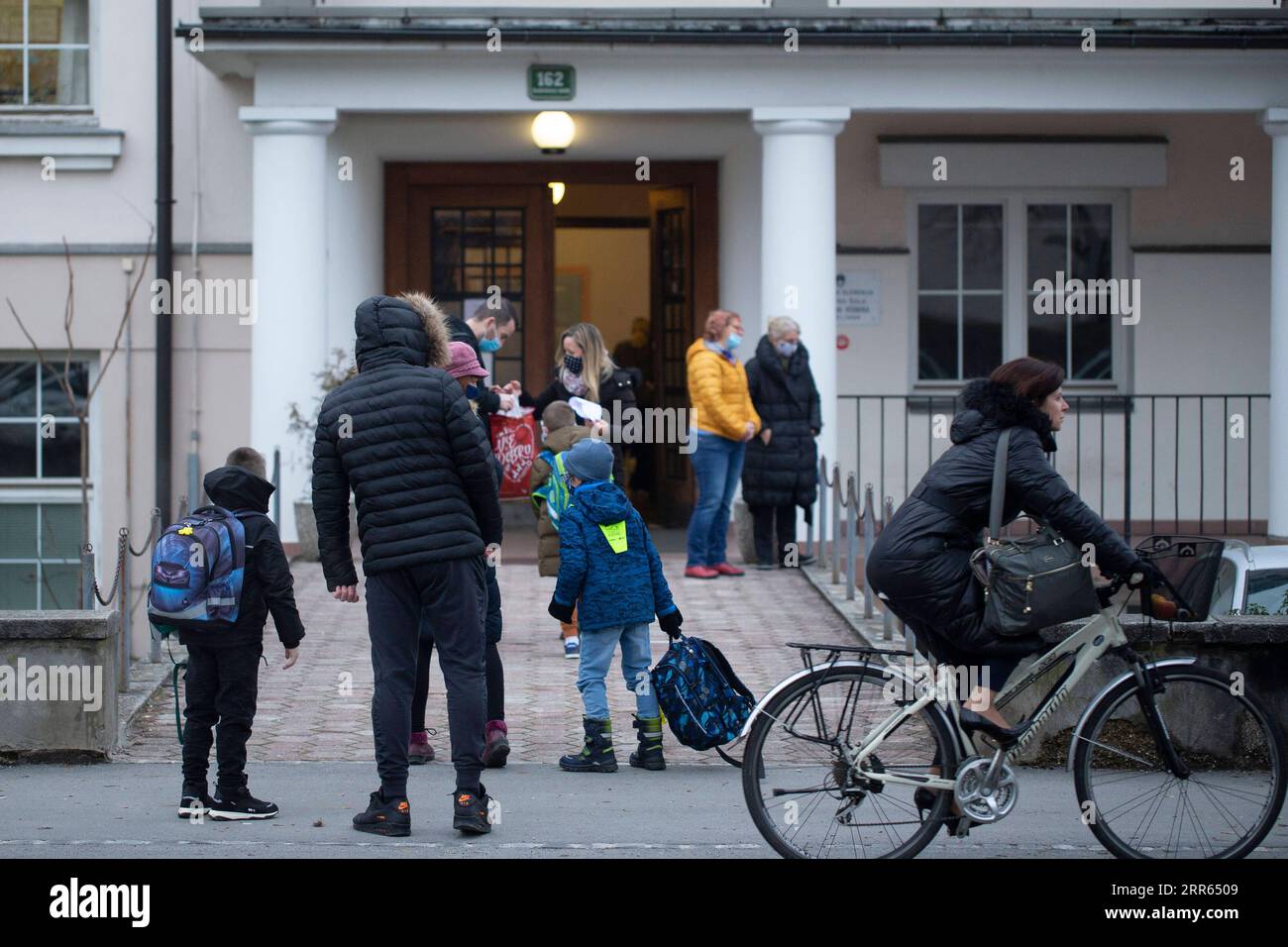 210126 -- LUBIANA, 26 gennaio 2021 -- gli studenti arrivano alla scuola di Lubiana, Slovenia, 26 gennaio 2021. Gli asili e i primi tre gradi della scuola elementare apriranno come previsto martedì in nove delle 12 regioni slovene, l'ufficio del primo ministro ha confermato lunedì ai media locali. Foto di /Xinhua SLOVENIA-LJUBLJANA-COVID-19-SCHOOL-REOPEN ZeljkoxStevanic PUBLICATIONxNOTxINxCHN Foto Stock