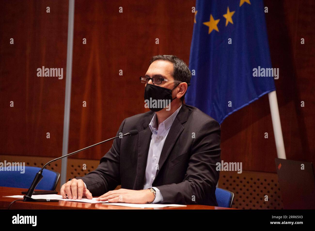 210127 -- NICOSIA, 27 gennaio 2021 -- il ministro cipriota della salute Constantinos Ioannou parla a una conferenza stampa a Nicosia, Cipro, 27 gennaio 2021. Il ministro cipriota della sanità Constantinos Ioannou ha annunciato mercoledì la strategia del governo per porre fine al blocco del coronavirus imposto più di due settimane fa, a cominciare da restrizioni più allentate lunedì. Foto di /Xinhua CYPRUS-EASE-COVID-19-LOCKDOWN GeorgexChristophorou PUBLICATIONxNOTxINxCHN Foto Stock