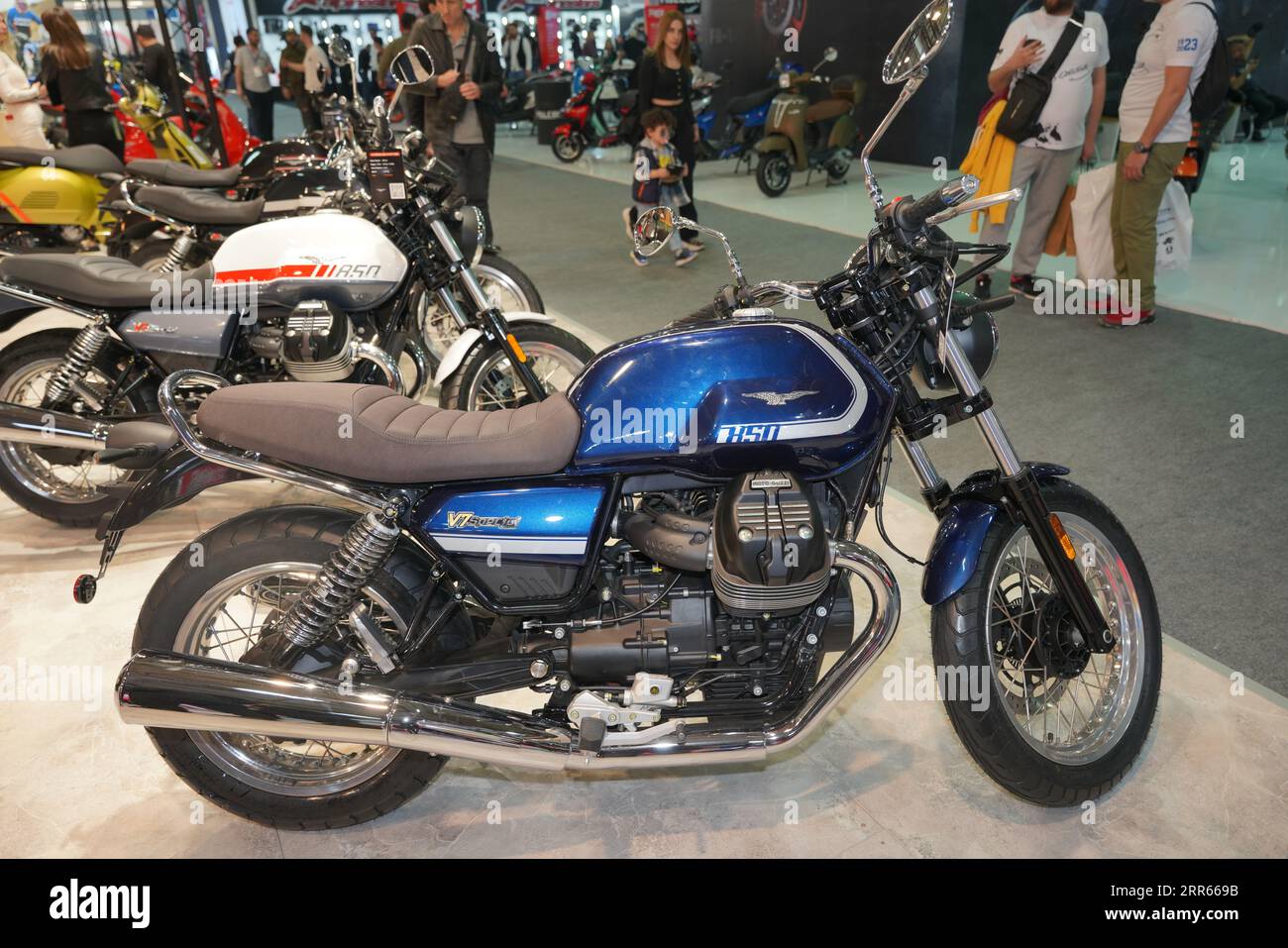 ISTANBUL, TURKIYE - 29 APRILE 2023: Moto Guzzi V7 Special moto in mostra al Motobike Expo di Istanbul Exhibition Center Foto Stock