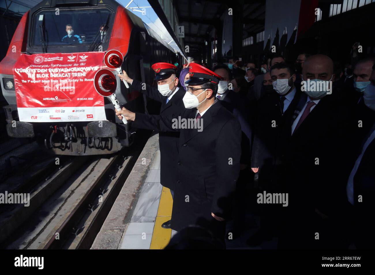 News Bilder des Tages 210129 -- ANKARA, 29 gennaio 2021 -- la gente partecipa alla cerimonia di partenza di un treno merci per l'esportazione in una stazione ferroviaria di Ankara, Turchia, il 29 gennaio 2021. Il primo treno merci per l'esportazione dalla Turchia alla Russia e un nuovo treno per l'esportazione Turchia-Cina sono partiti venerdì da Ankara. Foto di /Xinhua TURCHIA-ANKARA-TRENI MERCI-PARTENZA MustafaxKaya PUBLICATIONxNOTxINxCHN Foto Stock