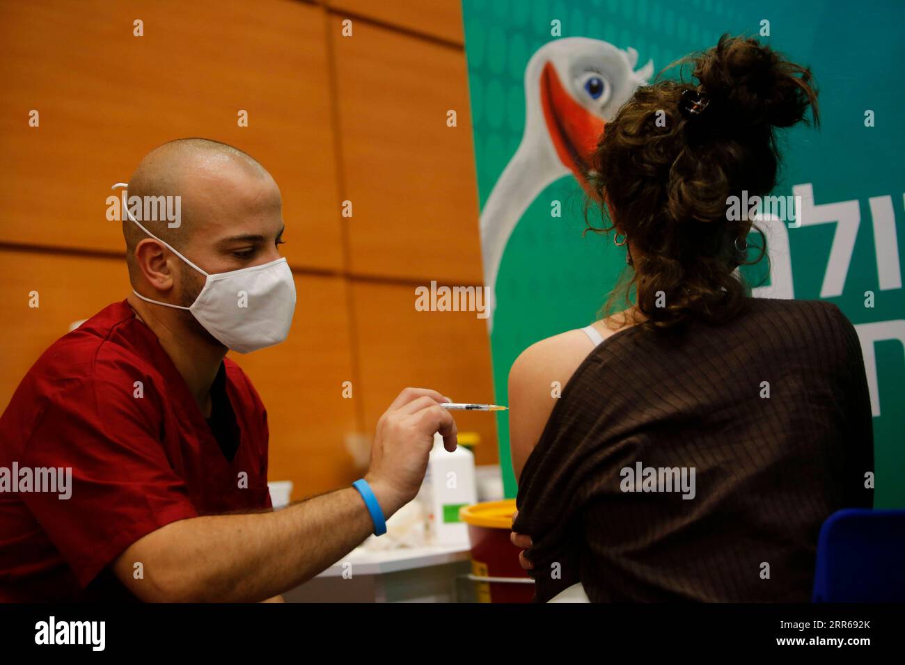 210201 -- TEL AVIV, 1 febbraio 2021 -- Una donna riceve il vaccino COVID-19 in un centro di assistenza sanitaria a Tel Aviv, Israele, il 1 febbraio 2021. Il Ministero della salute israeliano ha riportato 8.399 nuovi casi di COVID-19 lunedì, portando il conteggio nel paese a 651.405. Il numero di persone vaccinate contro il COVID-19 in Israele ha superato i 3,14 milioni, ovvero il 33,8% della sua popolazione totale, da quando la campagna di vaccinazione è iniziata il 20 dicembre 2020. Foto di /Xinhua ISRAEL-TEL AVIV-COVID-19-VACCINATION GilxCohenxMagen PUBLICATIONxNOTxINxCHN Foto Stock