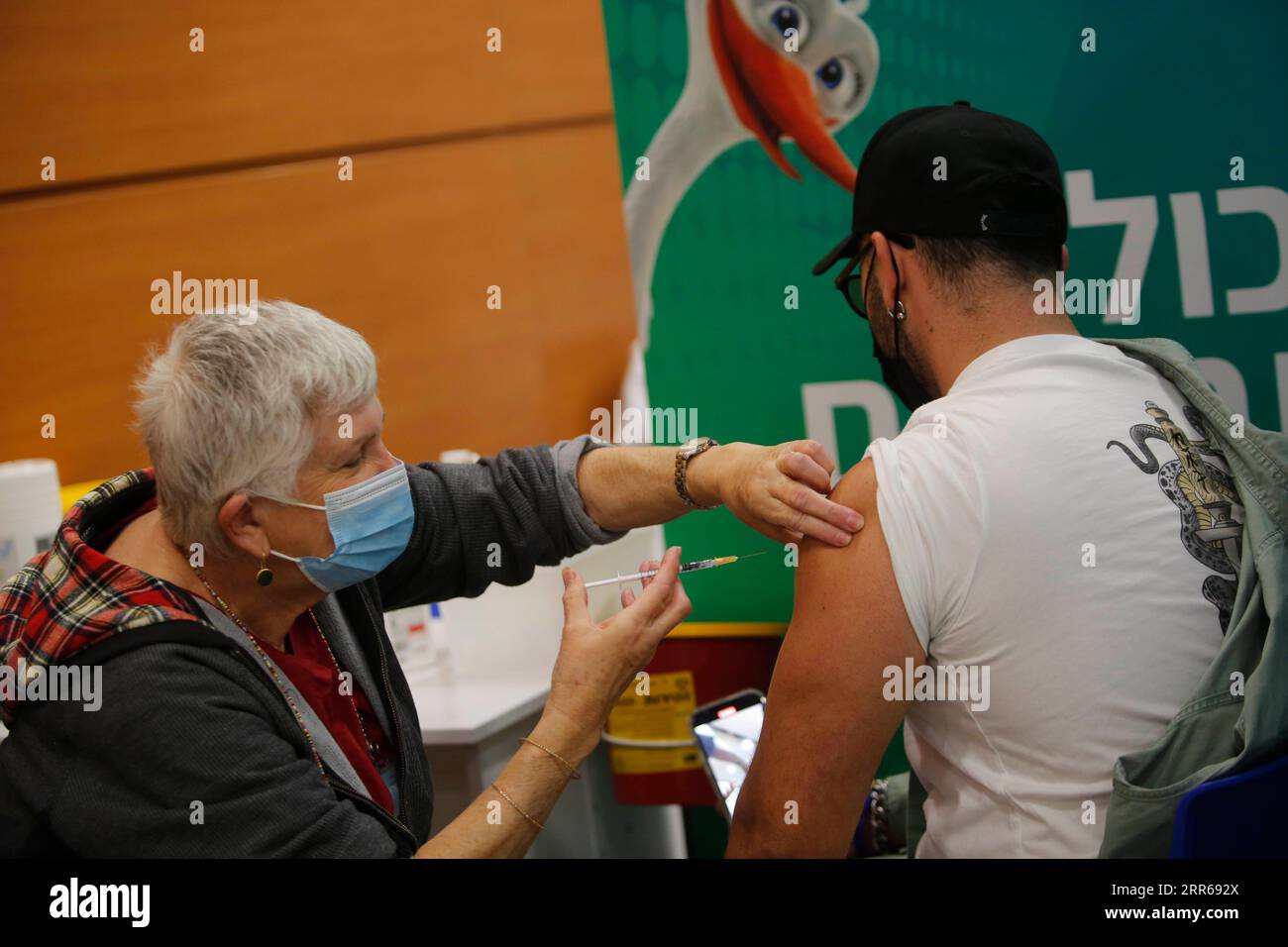 210201 -- TEL AVIV, 1 febbraio 2021 -- Un uomo riceve il vaccino COVID-19 in un centro di assistenza sanitaria a Tel Aviv, Israele, il 1 febbraio 2021. Il Ministero della salute israeliano ha riportato 8.399 nuovi casi di COVID-19 lunedì, portando il conteggio nel paese a 651.405. Il numero di persone vaccinate contro il COVID-19 in Israele ha superato i 3,14 milioni, ovvero il 33,8% della sua popolazione totale, da quando la campagna di vaccinazione è iniziata il 20 dicembre 2020. Foto di /Xinhua ISRAEL-TEL AVIV-COVID-19-VACCINATION GilxCohenxMagen PUBLICATIONxNOTxINxCHN Foto Stock