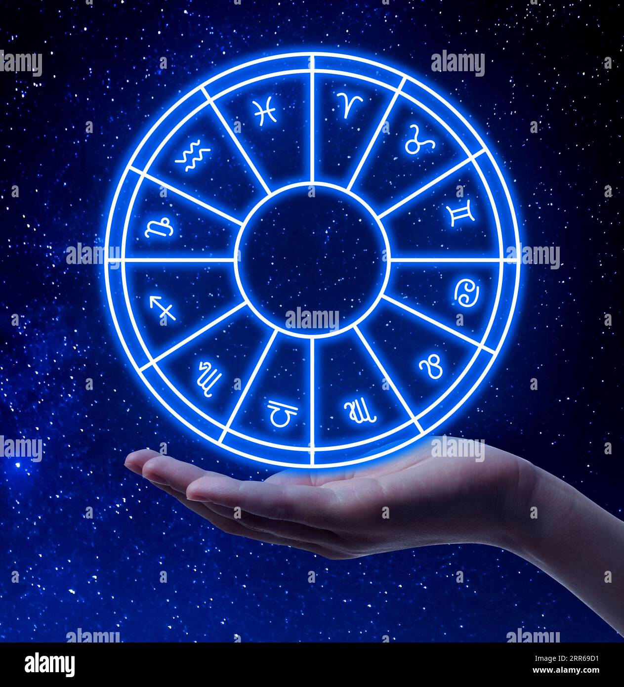 Astrologia. Donna con ruota zodiacale contro il cielo stellato notturno, primo piano Foto Stock