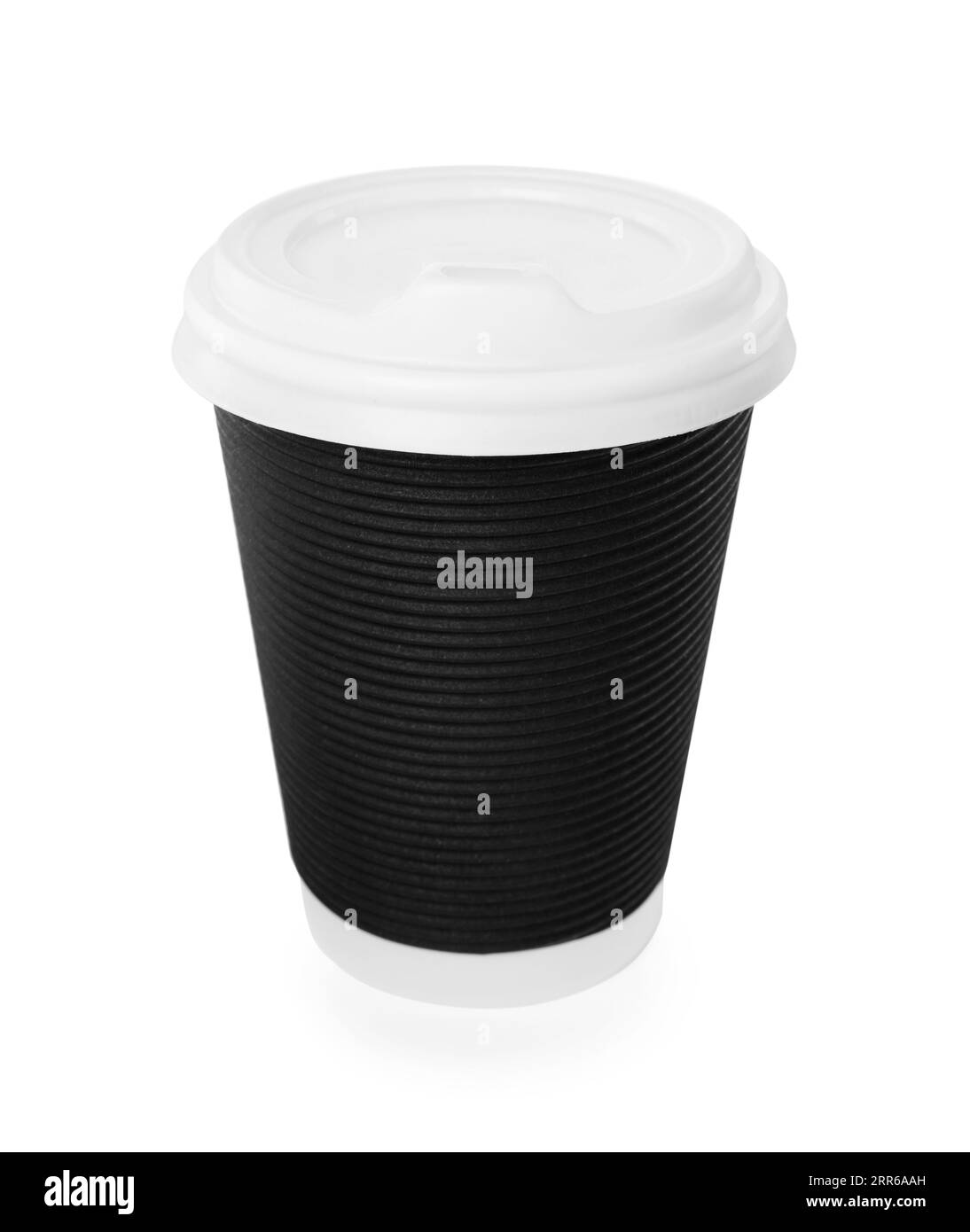 Tazza in carta nera con coperchio in plastica isolato su bianco. Caffè da portare via Foto Stock