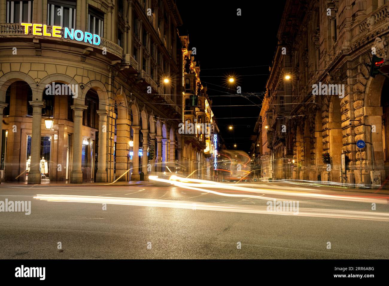 Una strada a Genova in Italia di notte con luci striscianti. Foto Stock