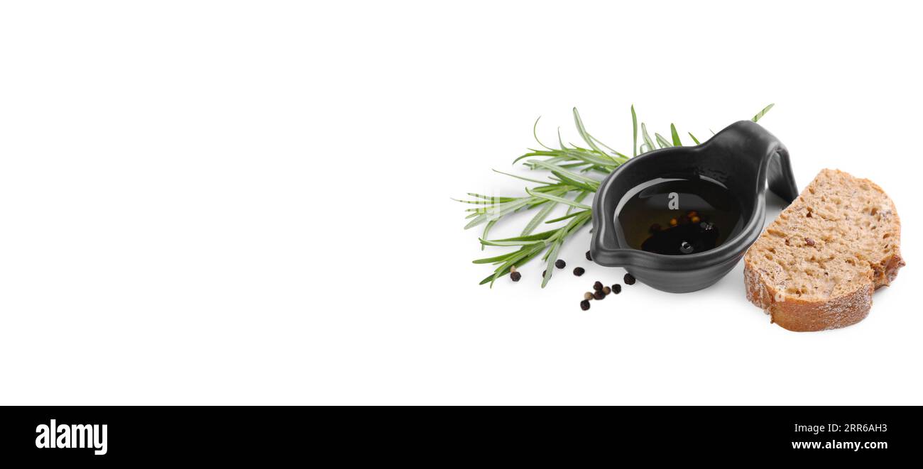 Aceto balsamico con olio, spezie e fette di pane su sfondo bianco, spazio per il testo. Design banner Foto Stock