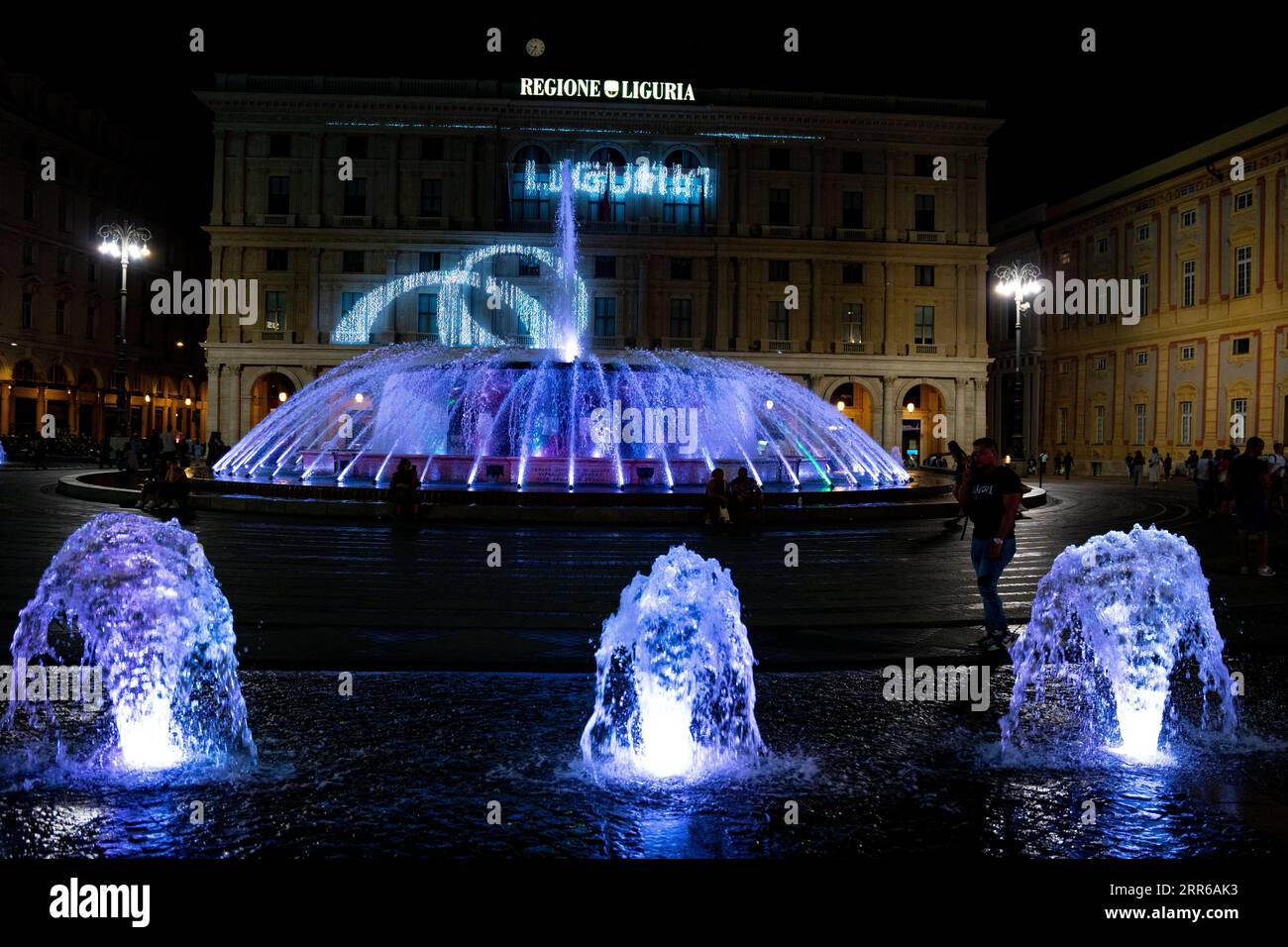 Fontana di Piazza di Ferrari catturata illuminata in una calda notte di agosto a Genova in Italia Foto Stock