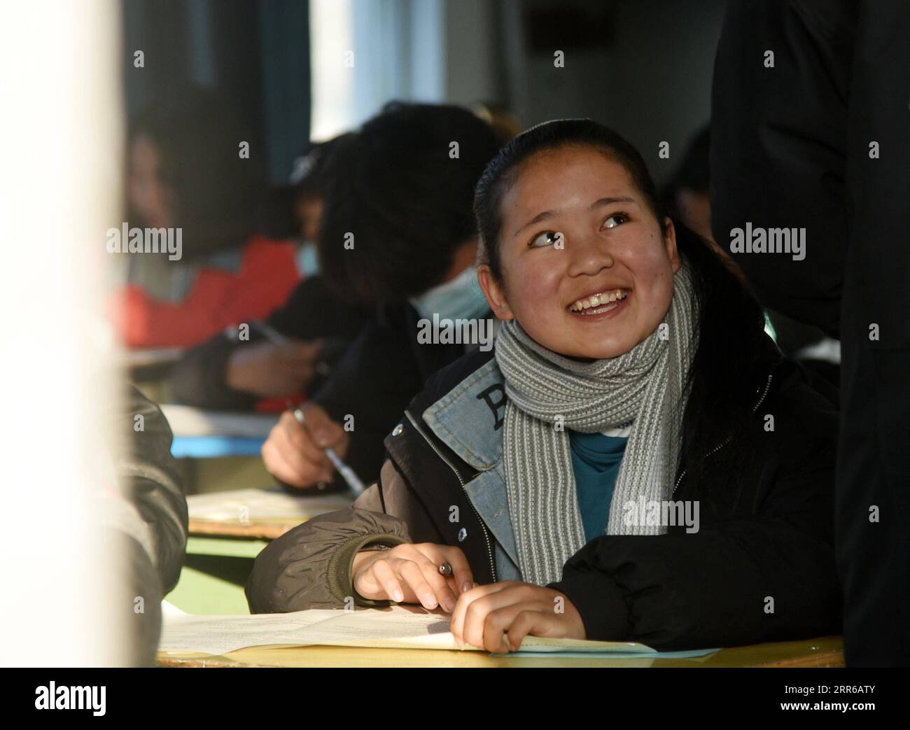 210203 -- LIANGSHAN, 3 febbraio 2021 -- Wuqi Labumu, la figlia maggiore di Bamu Yubumu, frequenta una scuola media nella contea di Yuexi, prefettura autonoma di Liangshan Yi, provincia del Sichuan della Cina sud-occidentale, 22 gennaio 2021. Una giovane madre si è appoggiata arduamente in avanti per bilanciare il peso di un bagaglio grande sulla schiena e di un piccolo bambino nel braccio, mentre combatteva i suoi passi avanti. Questa era l'immagine che il reporter di Xinhua catturò vicino alla stazione ferroviaria di Nanchang, nella provincia di Jiangxi, nella Cina orientale, il 30 gennaio 2010. La foto intitolata Baby, Mom Takes You Home ha toccato il cuore di milioni di persone Foto Stock