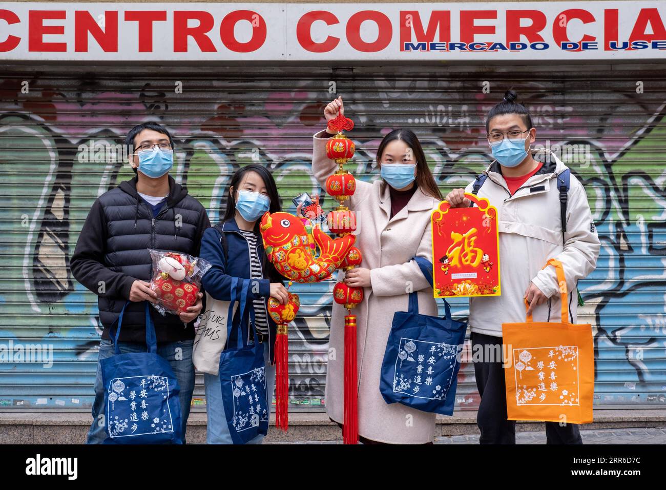 210207 -- MADRID, 7 febbraio 2021 -- gli studenti cinesi mostrano le decorazioni in kit del Festival di Primavera distribuiti dall'Ambasciata cinese in Spagna a Madrid, Spagna, 6 febbraio 2021. I kit contenenti articoli per la prevenzione epidemica e altre forniture quotidiane sono distribuiti alle comunità cinesi locali mentre il capodanno cinese del bue si avvicina. SPAGNA-MADRID-AMBASCIATA CINESE-PRIMAVERA FESTIVAL KIT MENGXDINGBO PUBLICATIONXNOTXINXCHN Foto Stock